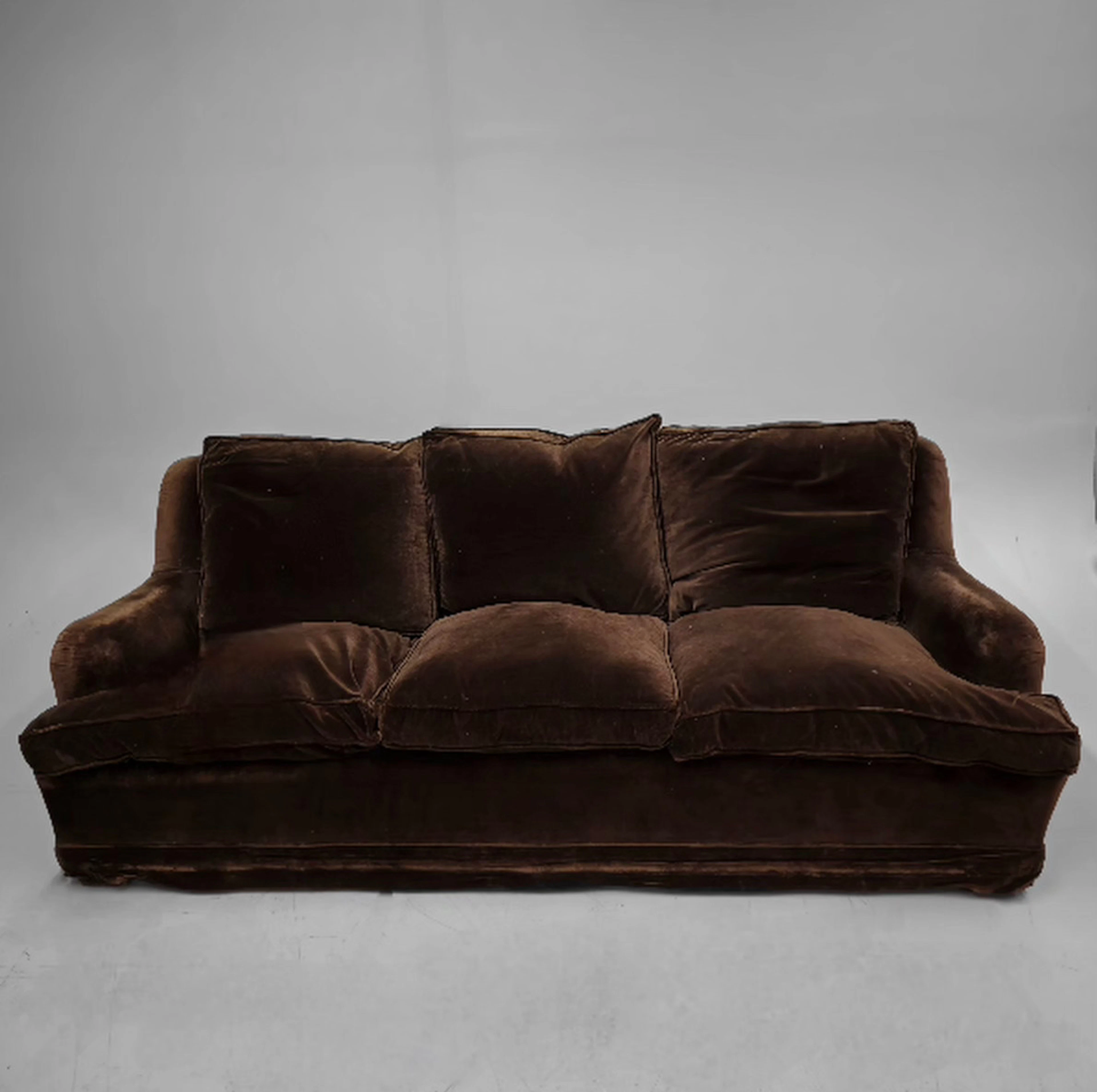 SOFA DE TRES PLAZAS EN TERCIOPELO MARRÓN CON PLUMA DE OCA.