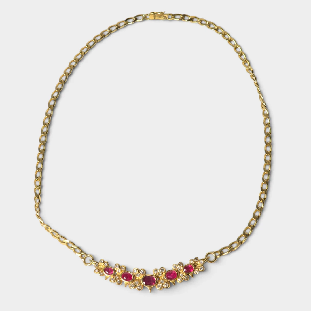 Collar en oro amarillo de 18k con 5 rubíes.