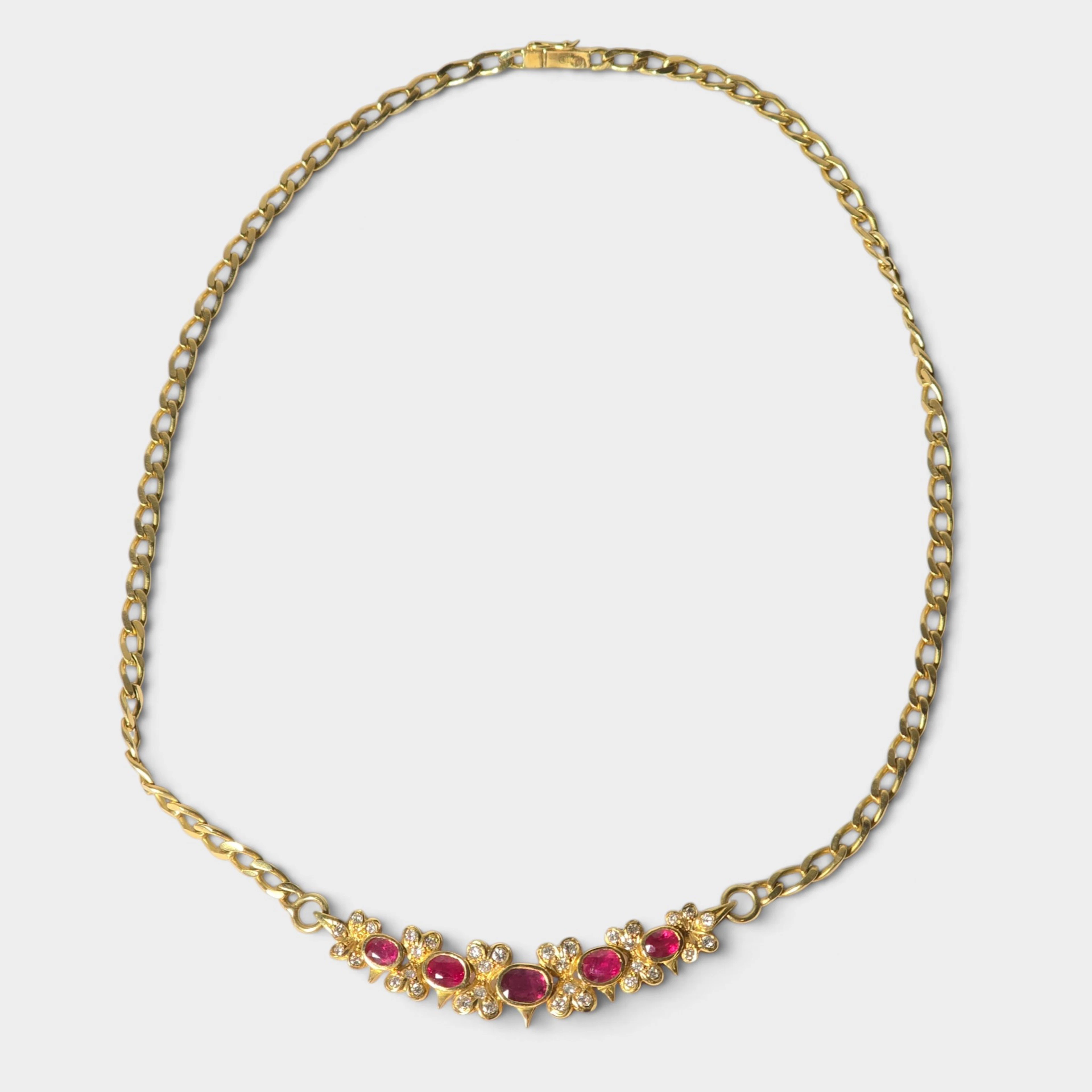 Collar en oro amarillo de 18k con 5 rubíes.