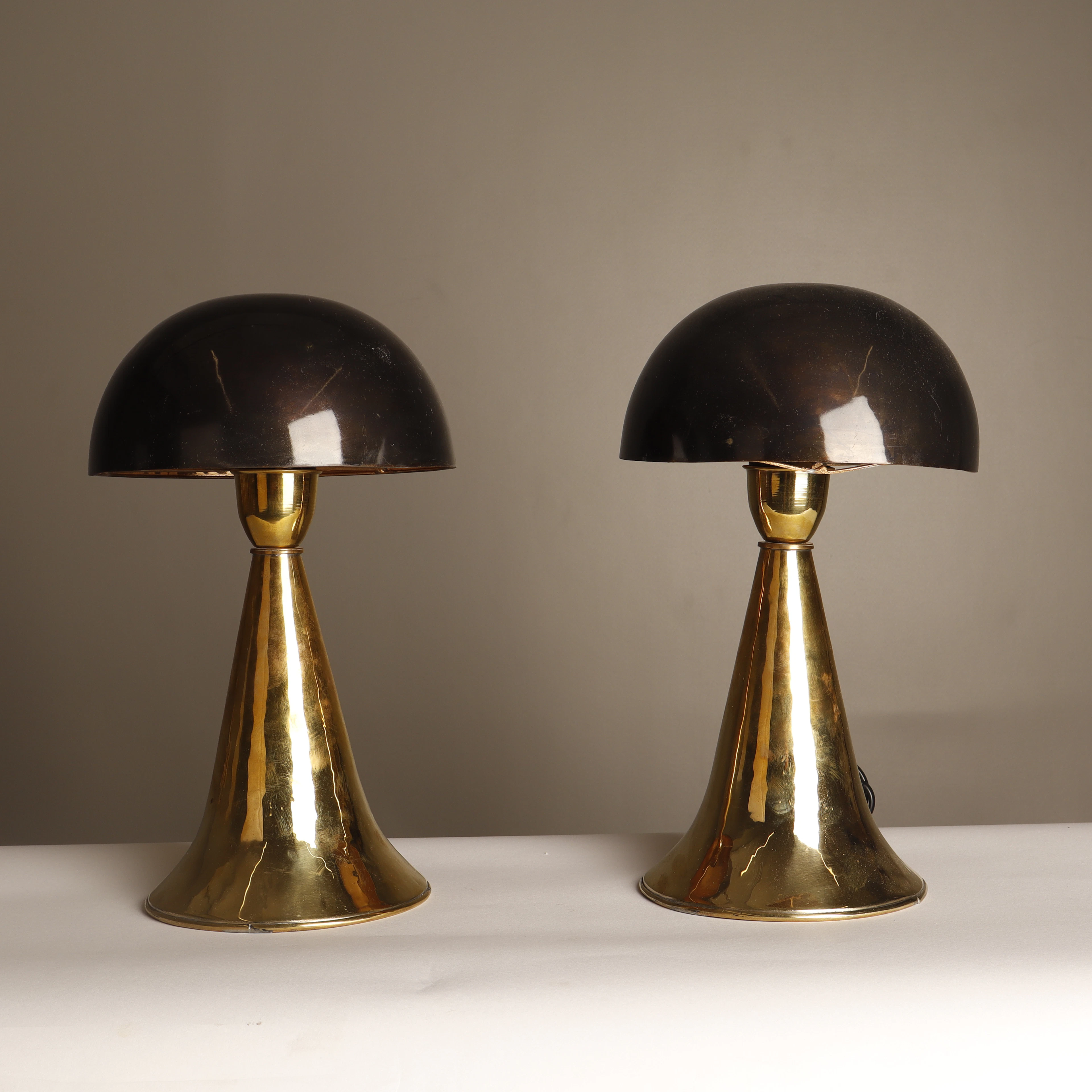 Pareja de lámparas de sobremesa de diseño en latón dorado y patinado.