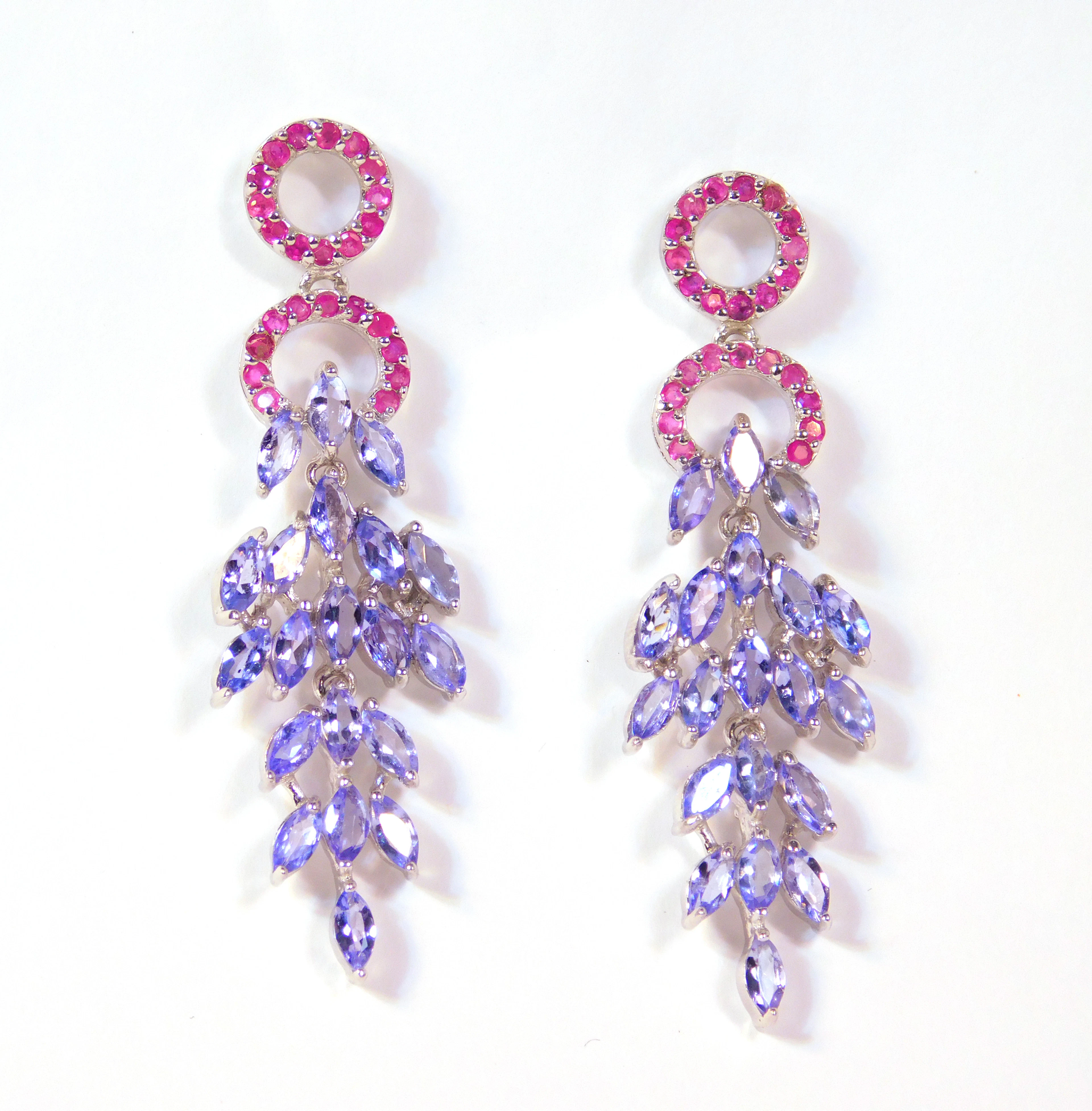 PENDIENTES LARGOS DE TANZANITAS Y RUBÍES. MONTURA DE PLATA.