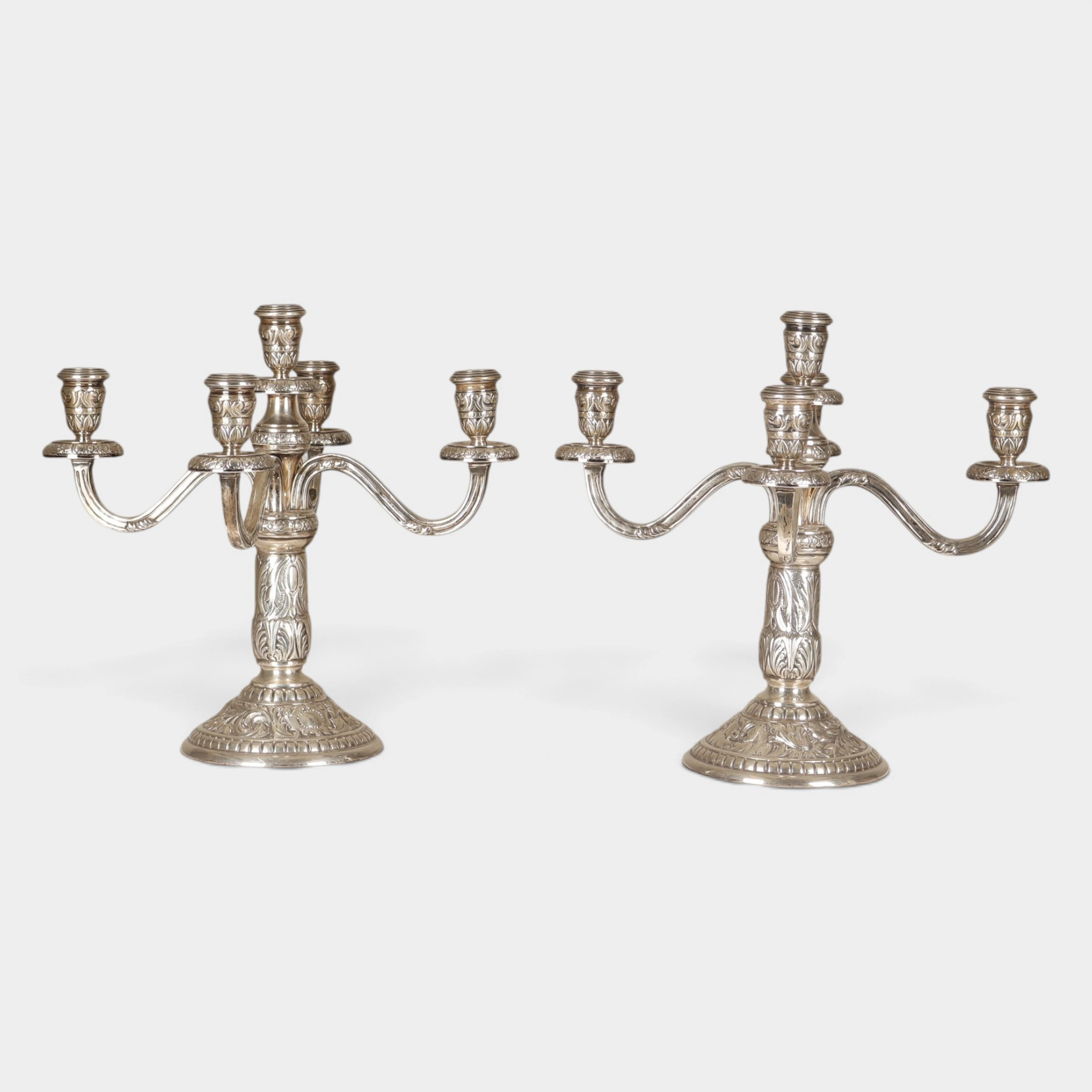 Pareja de candelabros de 4 brazos en plata.