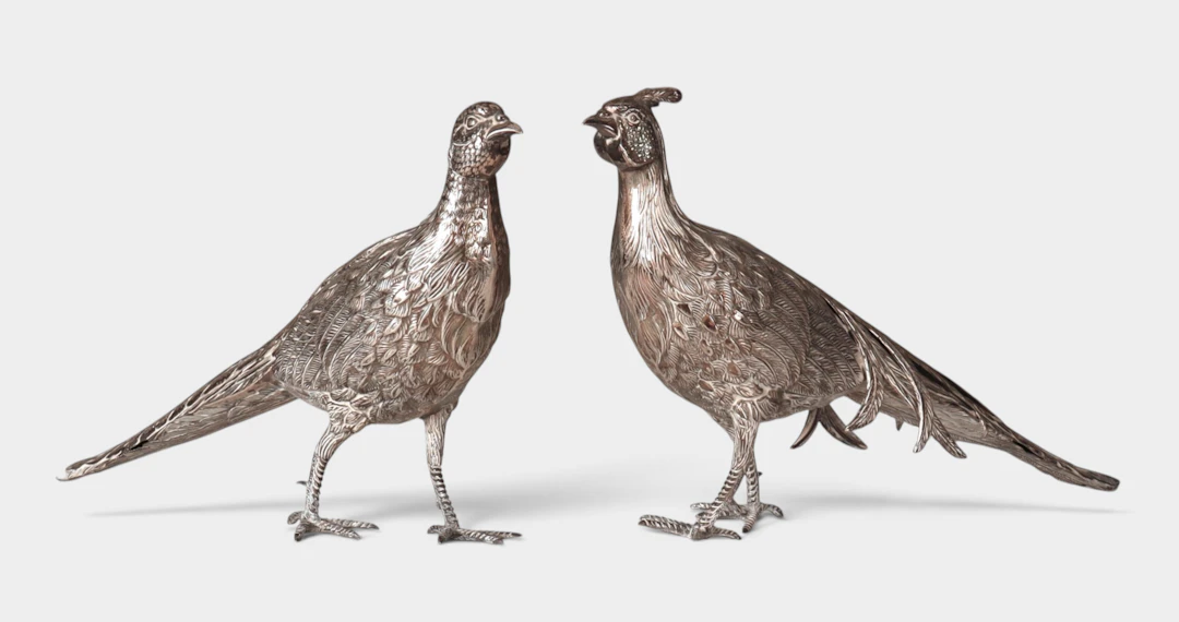 Pareja de faisanes en plata española punzonada.