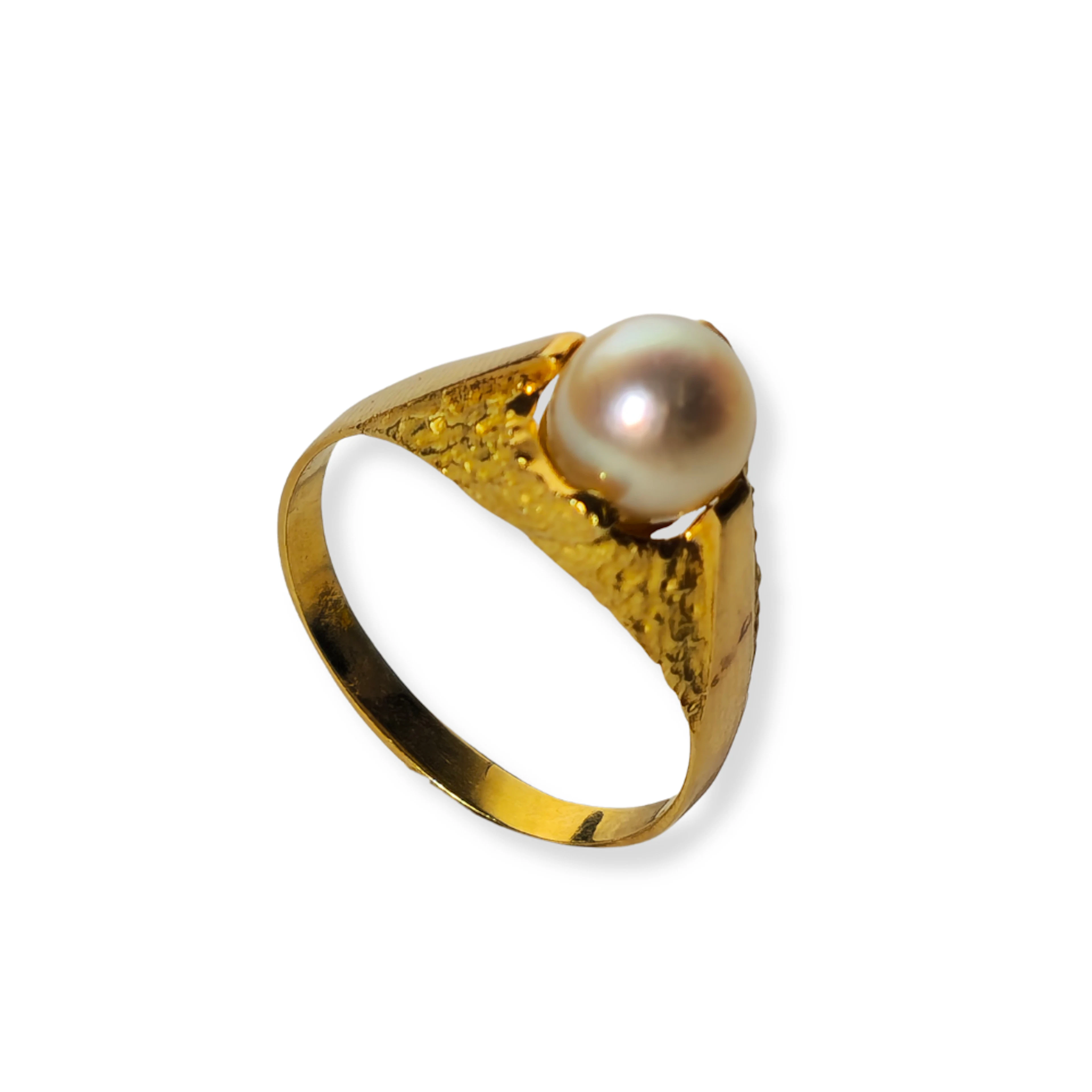 ANILLO EN ORO DE 18 QUILATES CON TEXTURA MARTELÉ Y PERLA CULTIVADA CENTRAL.