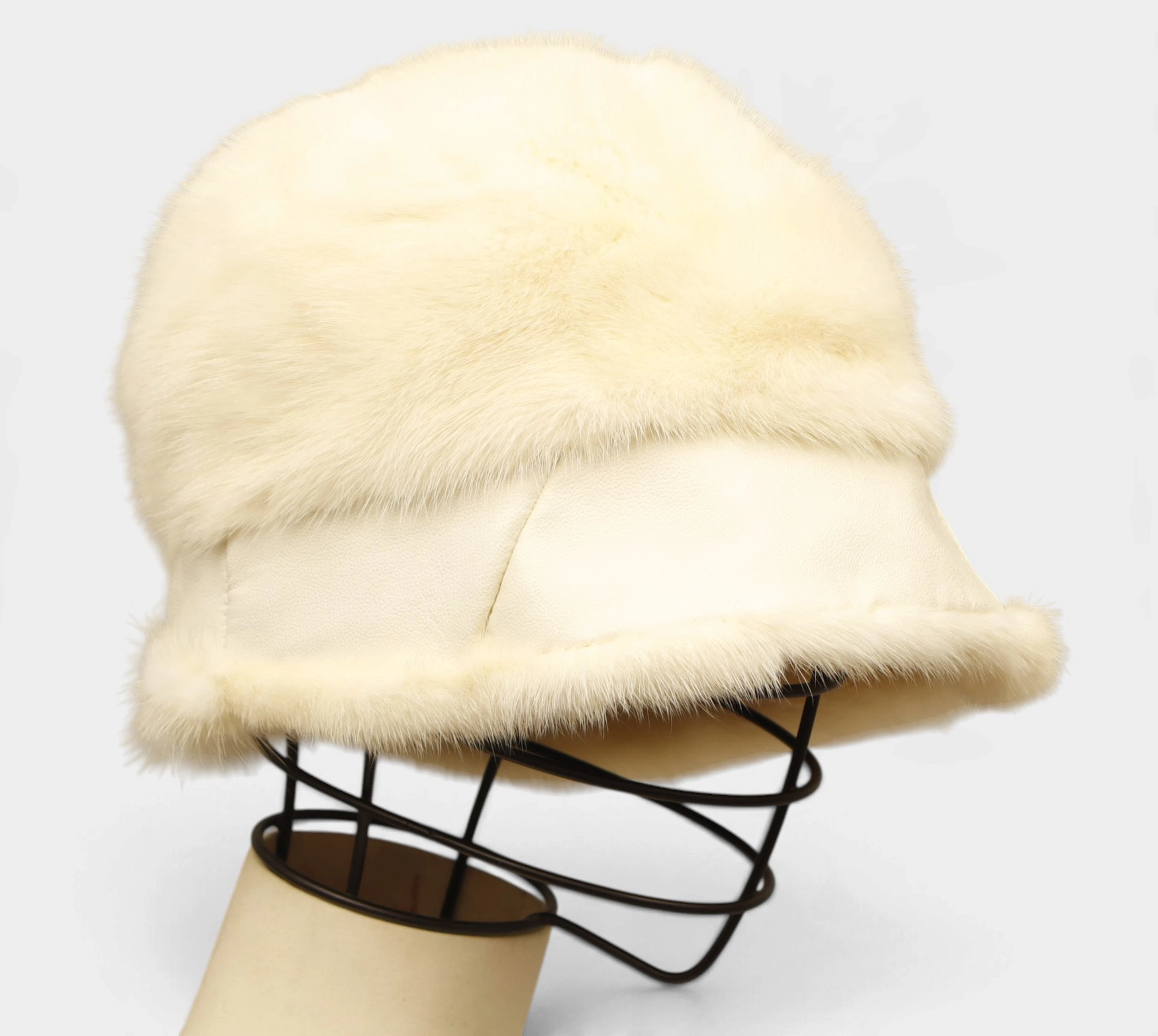 Casquete en visón blanco.