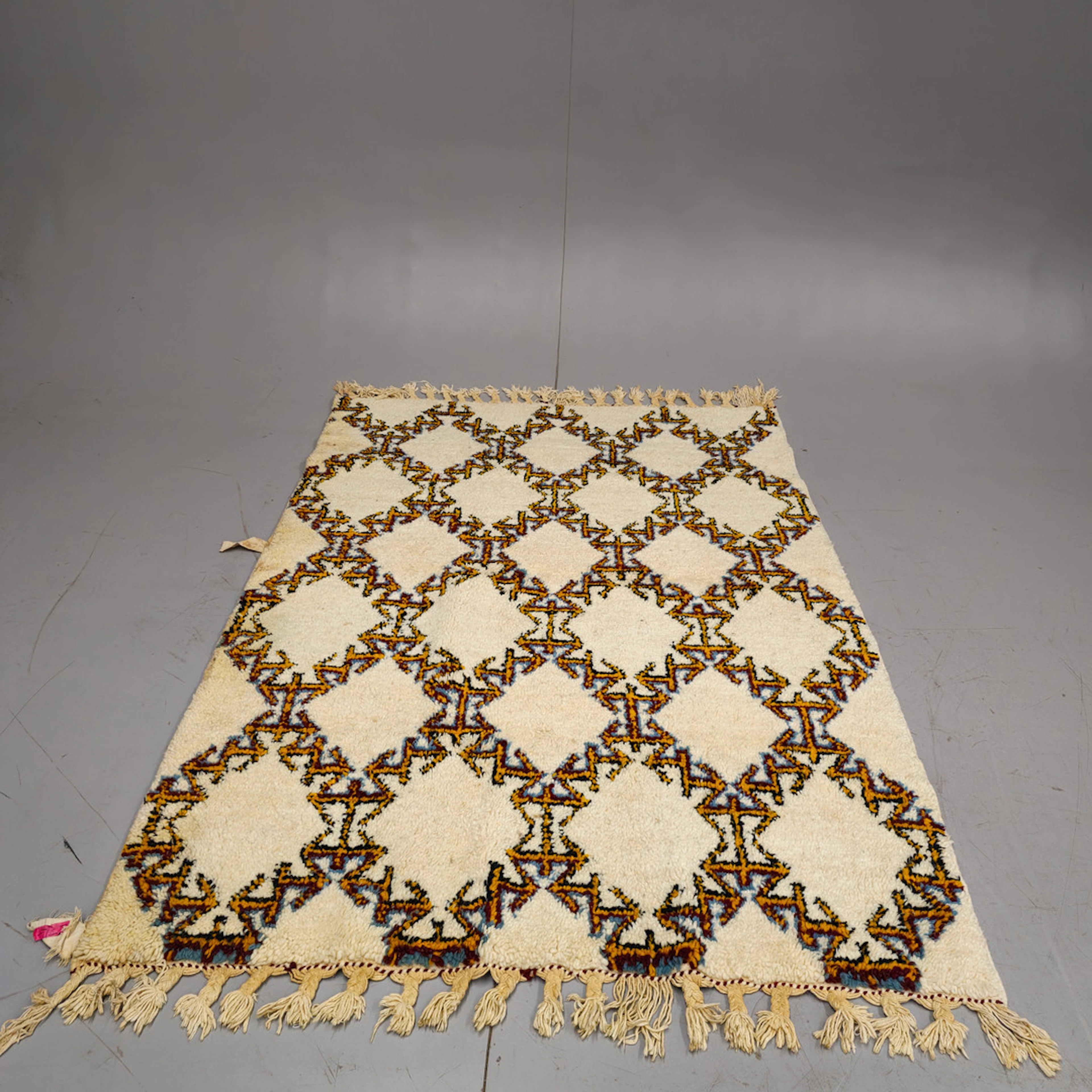 ALFOMBRA MARROQUI. MONTAÑAS DEL ATLAS. LANA ARGELINA ANUDADA A MANO. SIGLO XX.