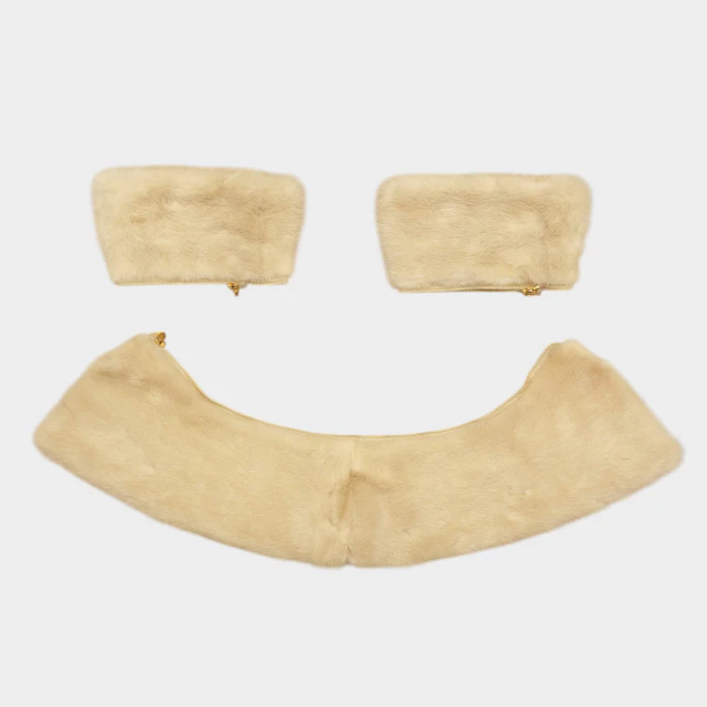 Cuello y puños de visón beige.