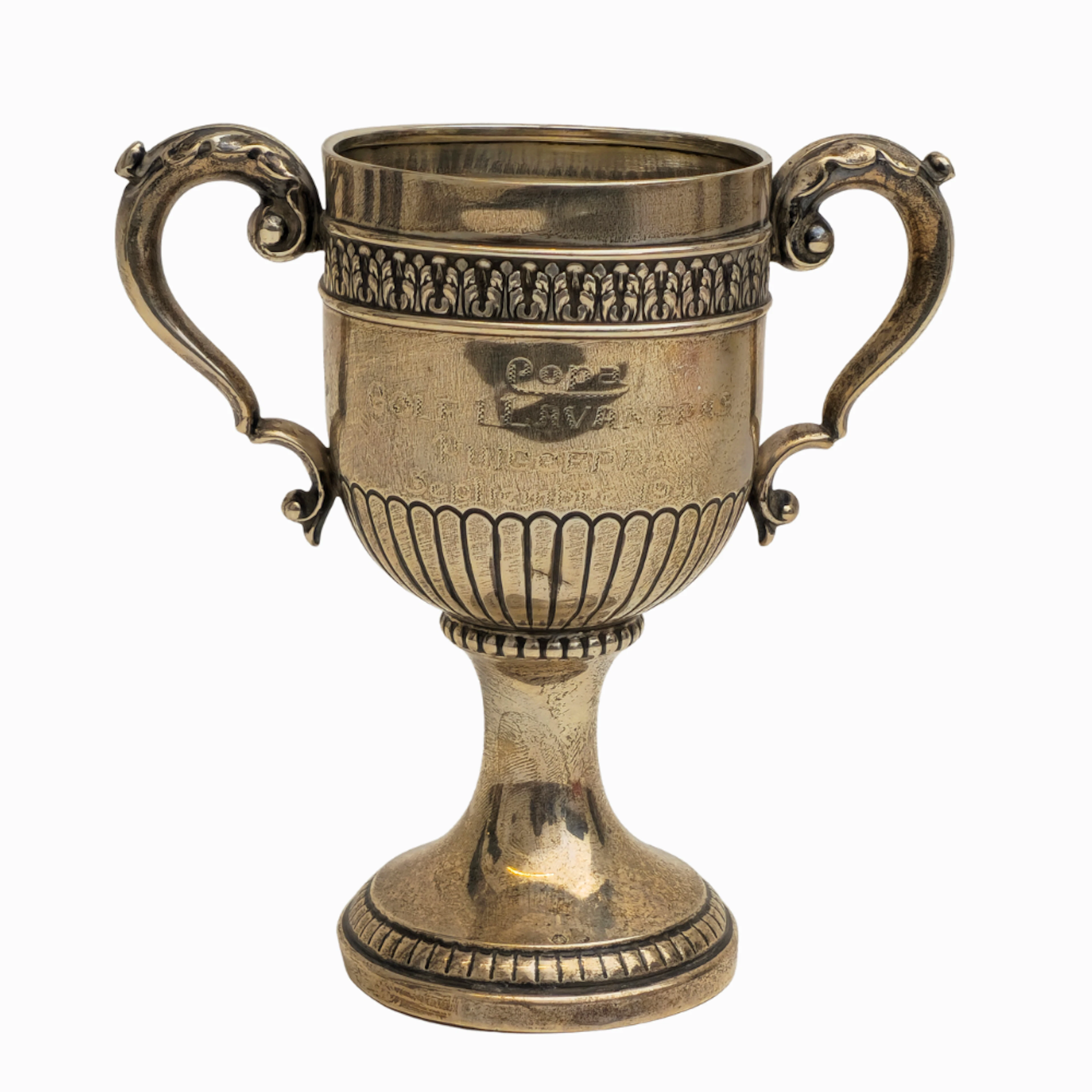 Trofeo copa con cenefa repujada en plata punzonada.