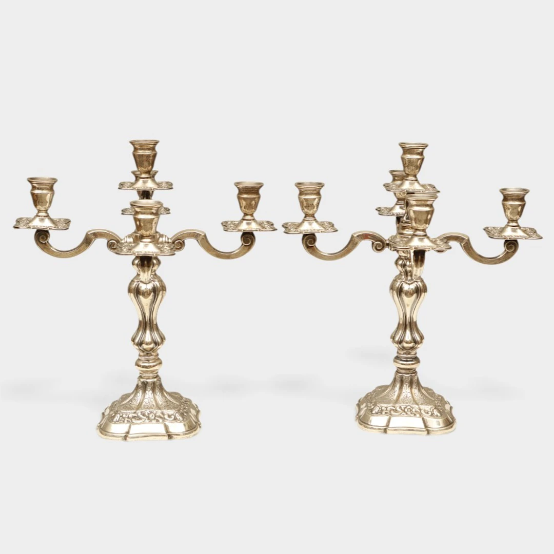 Pareja de candelabros de cinco luces en plata española punzonada.