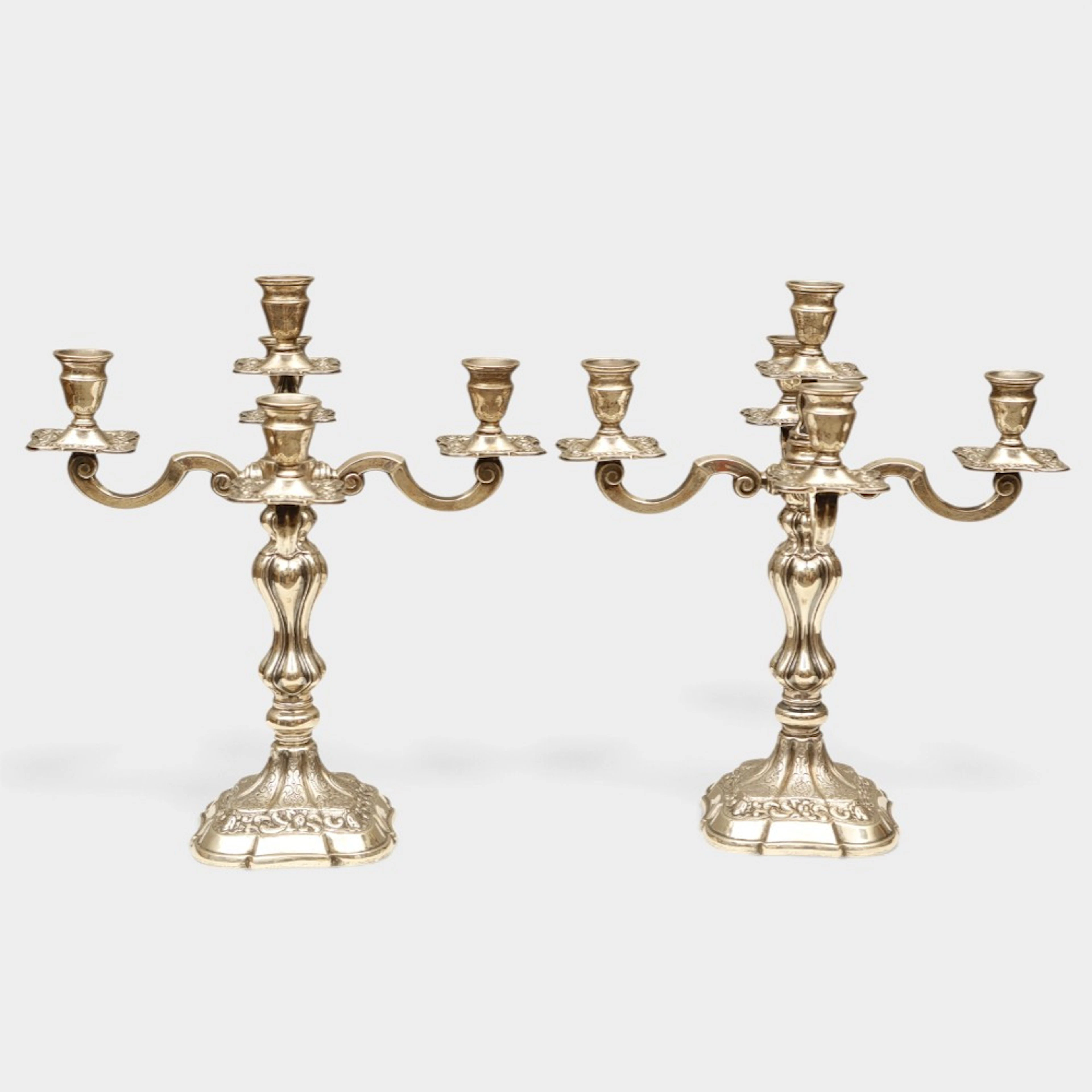 Pareja de candelabros de cinco luces en plata española punzonada.
