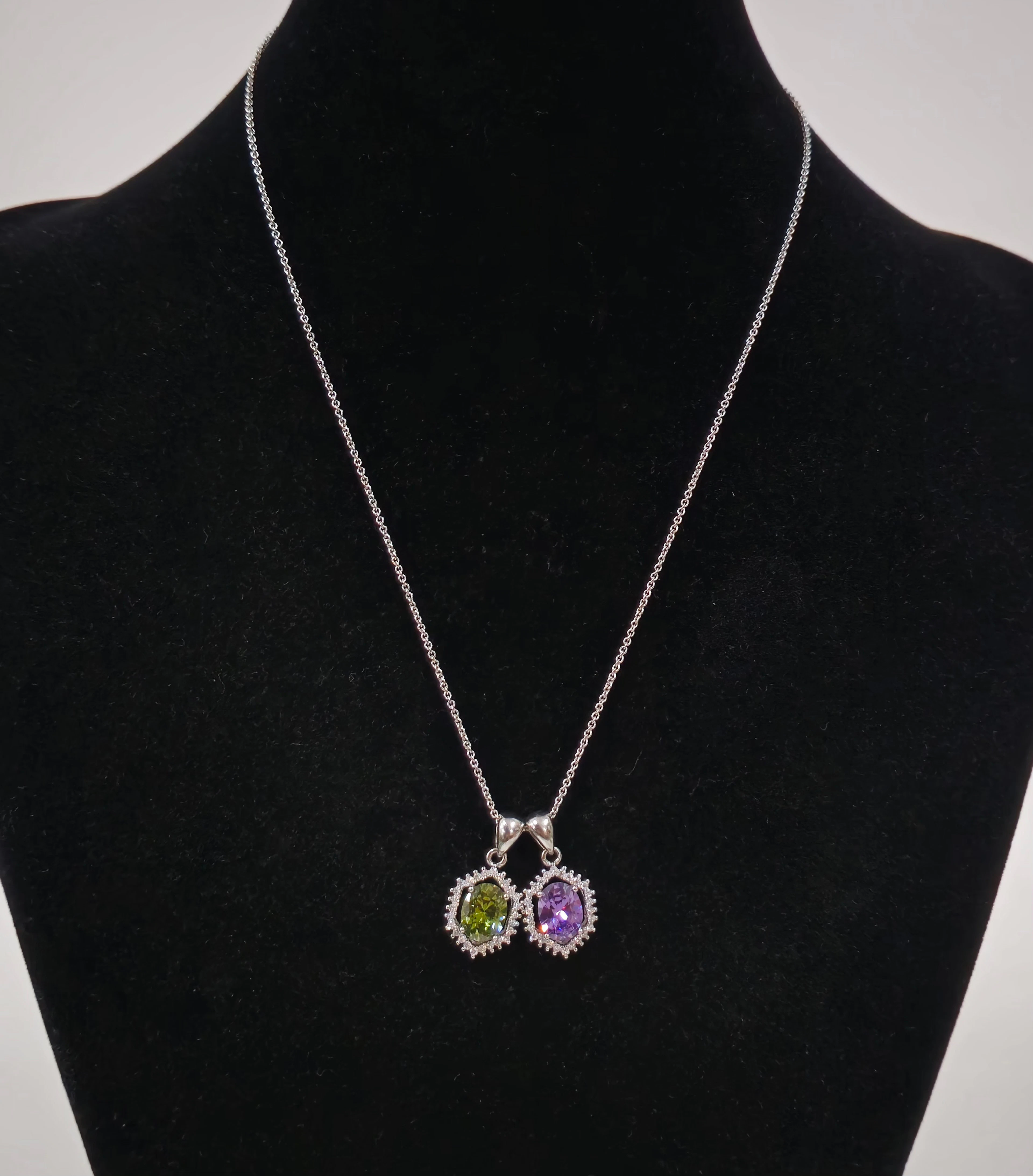 COLLAR CON DOS COLGANTES EN PLATA, AMATISTA Y PERIDOTO.