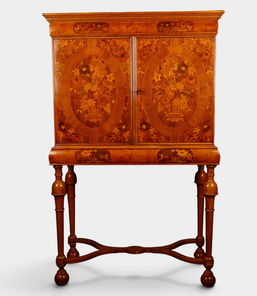 Cabinet de estilo Jorge II en palma de caoba y marquetería, de principios
