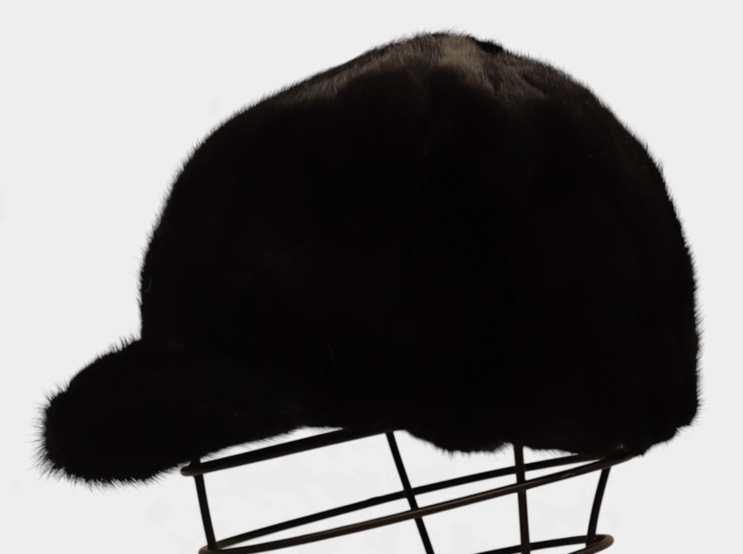 Gorra con visera en visón negro.