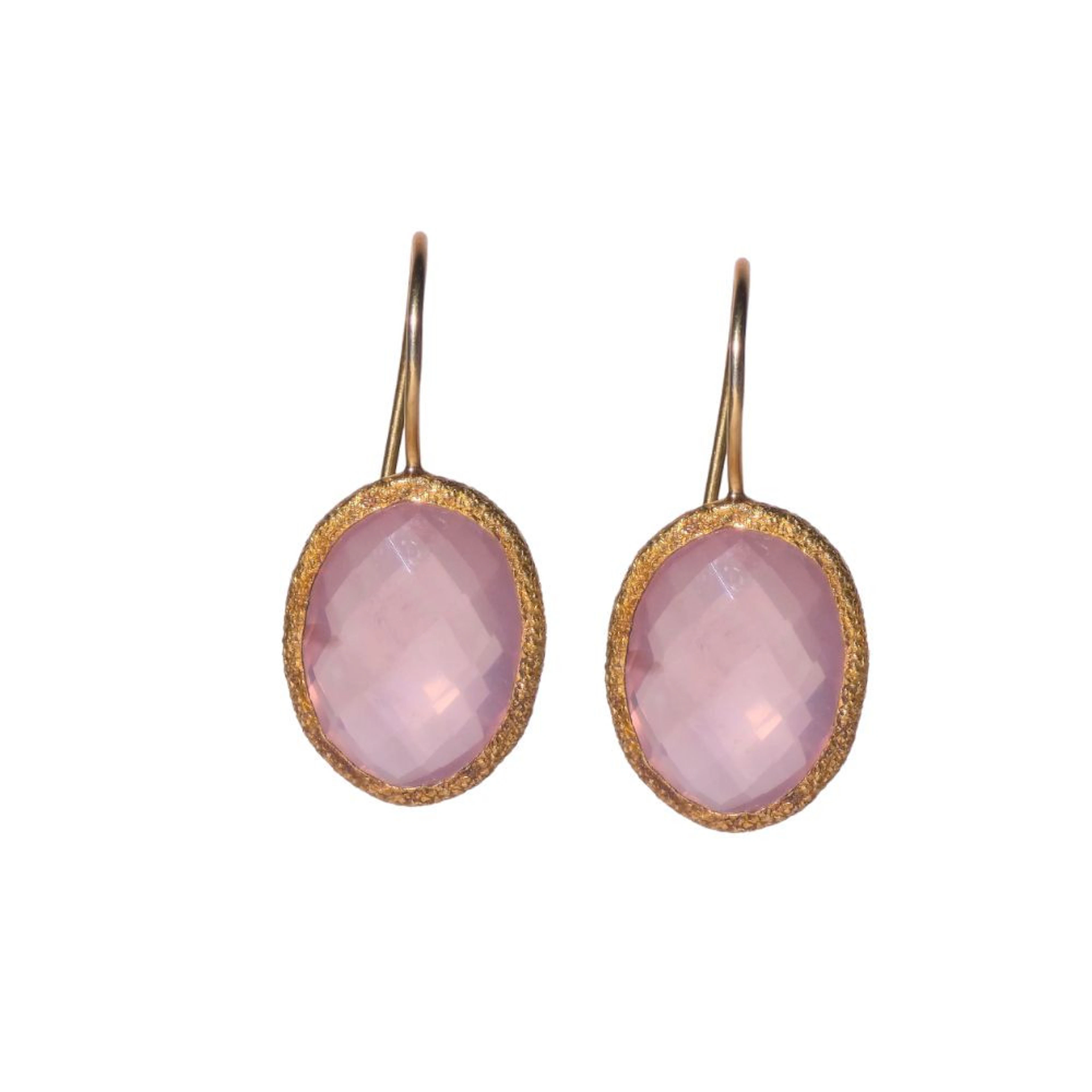 Pendientes en plata con baño de oro y cuarzo rosa.
