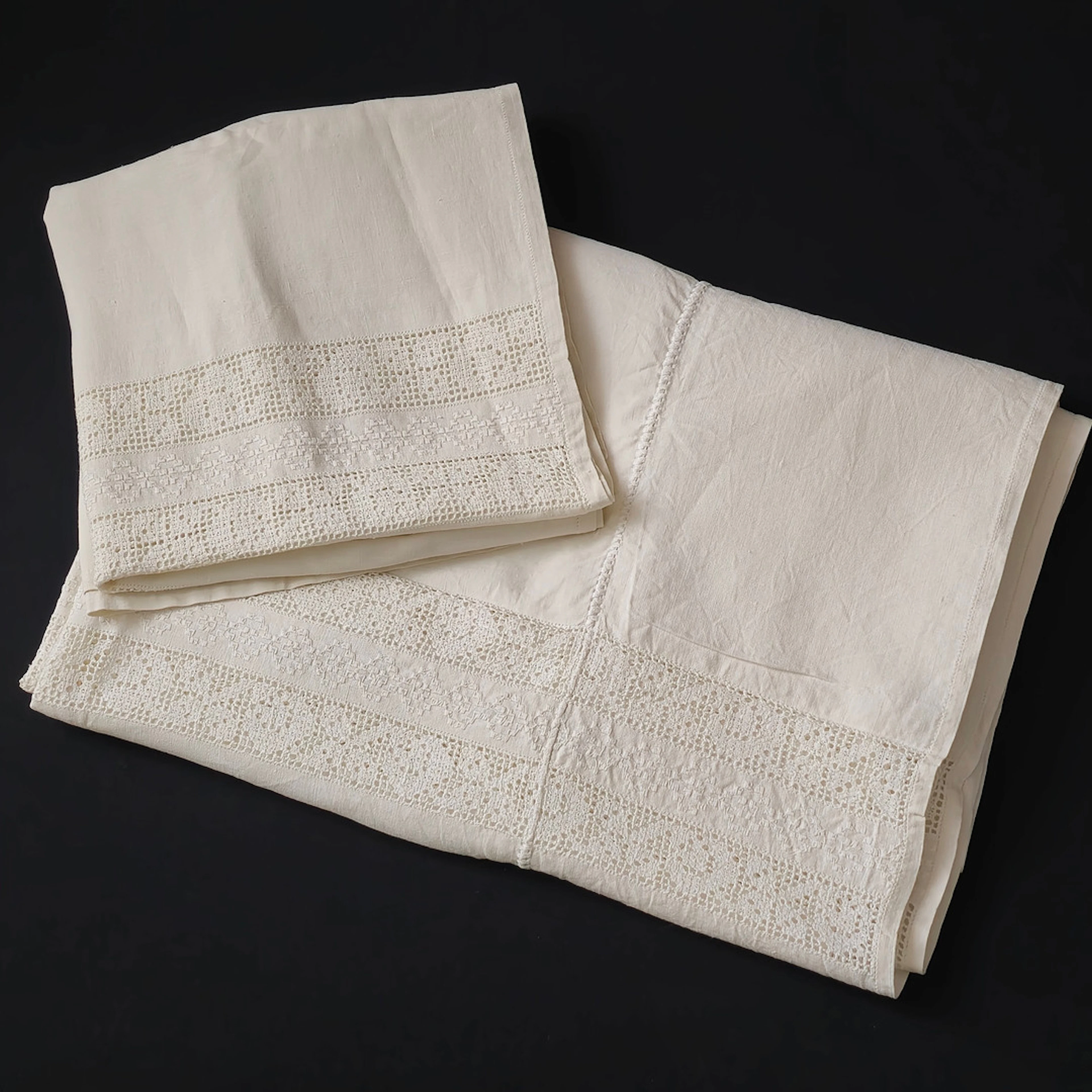 COLCHA DE CAMA DE MATRIMONIO DE HILO CON PUNTILLA.