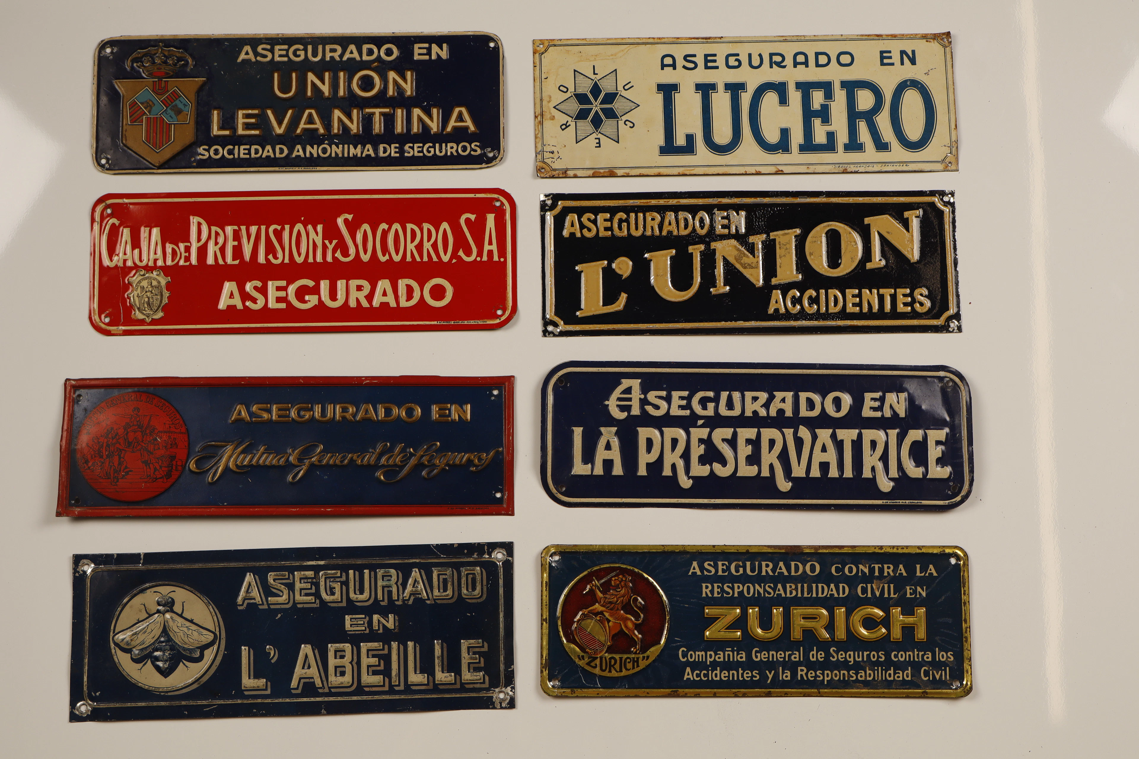 L'Abeille y otros, 8 placas publicitarias en hojalata estampada y pintada.