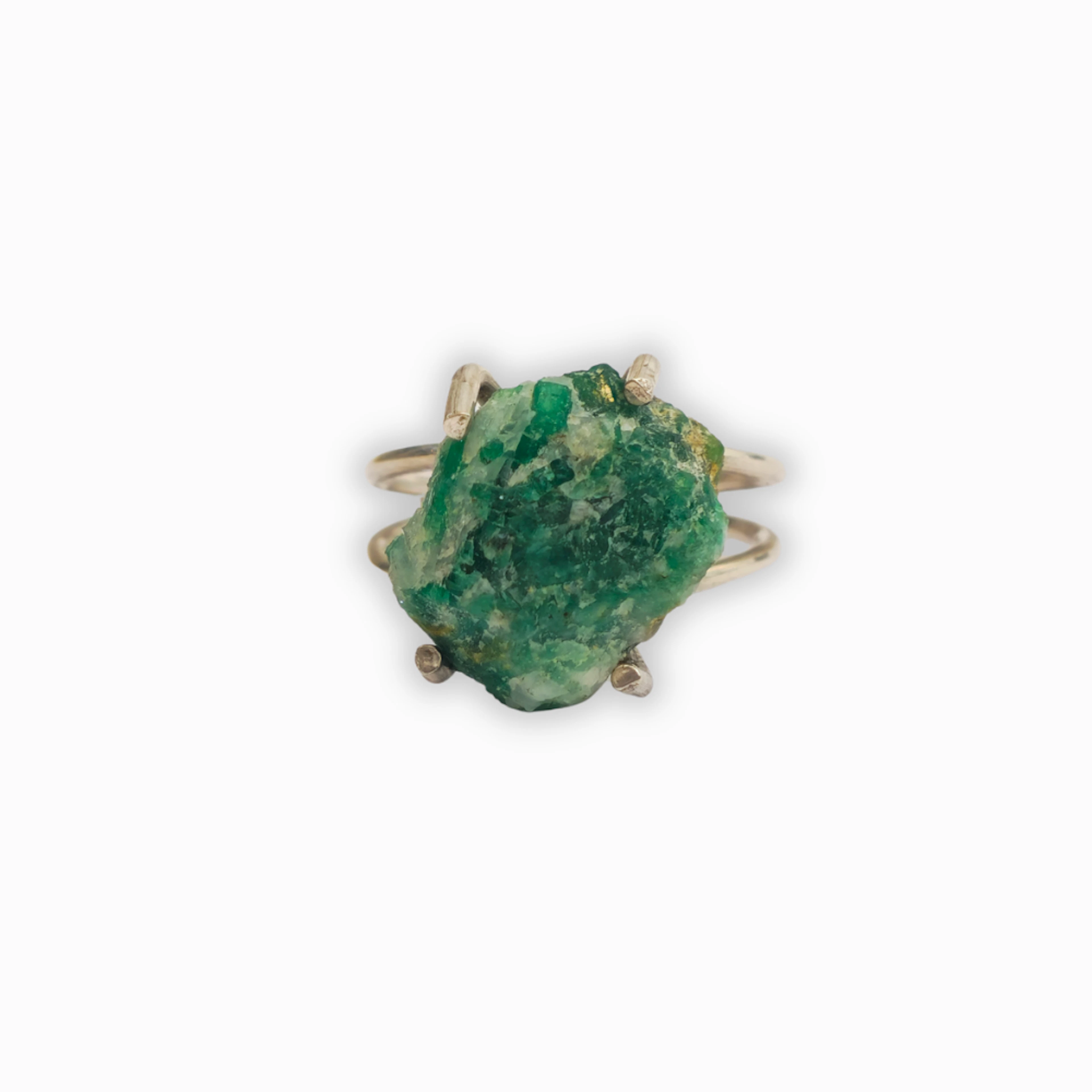 Anillo en plata con esmeralda.