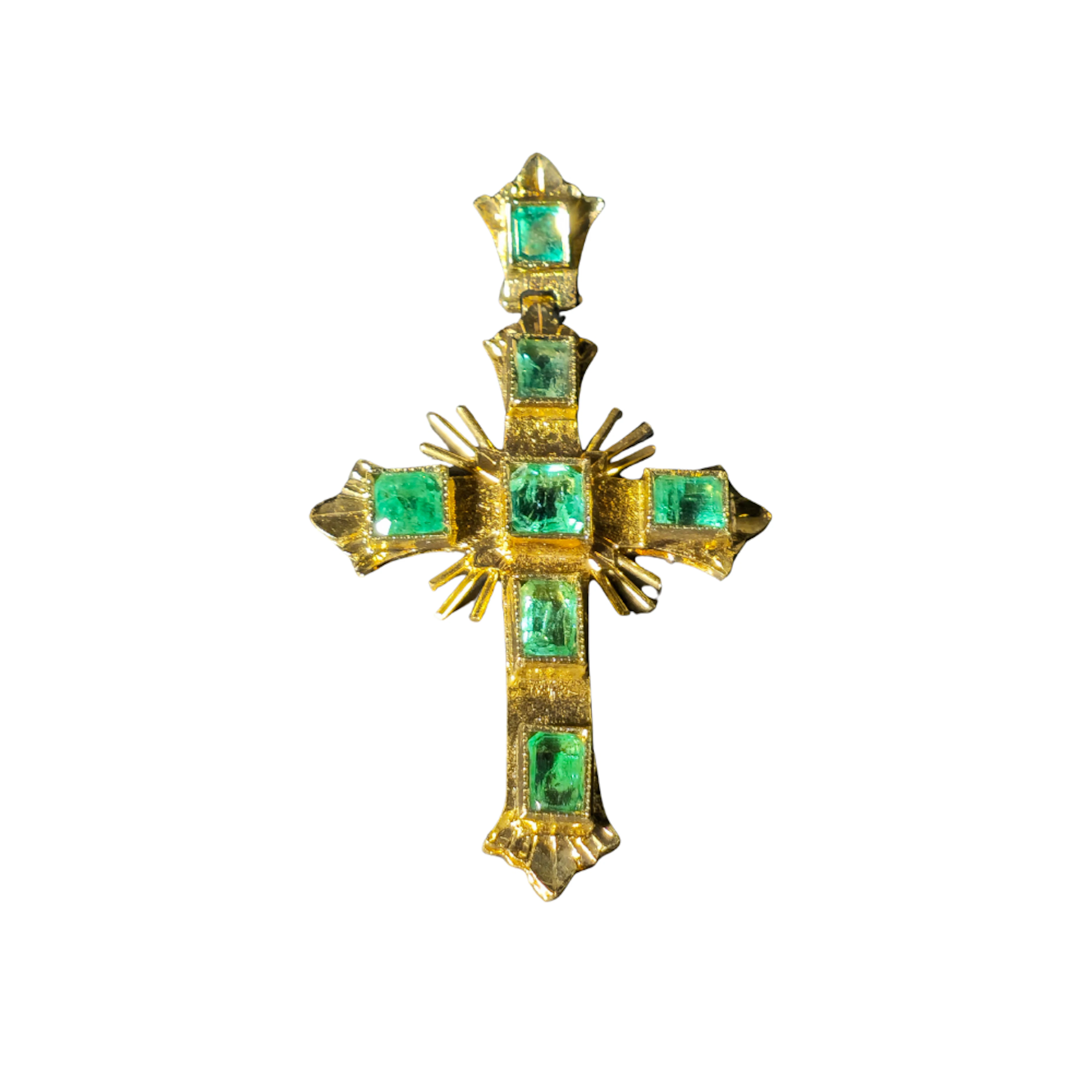 COLGANTE CRUZ EN ORO AMARILLO 18 QUILATES Y ESMERALDAS.