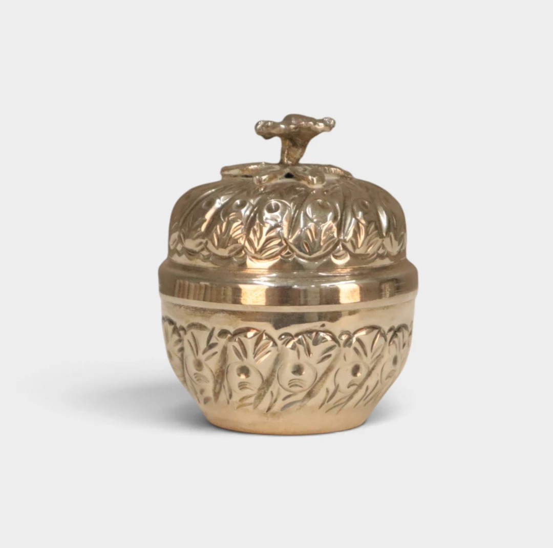 Cajita de tocador en plata repujada con decoración floral. Principios siglo XX.