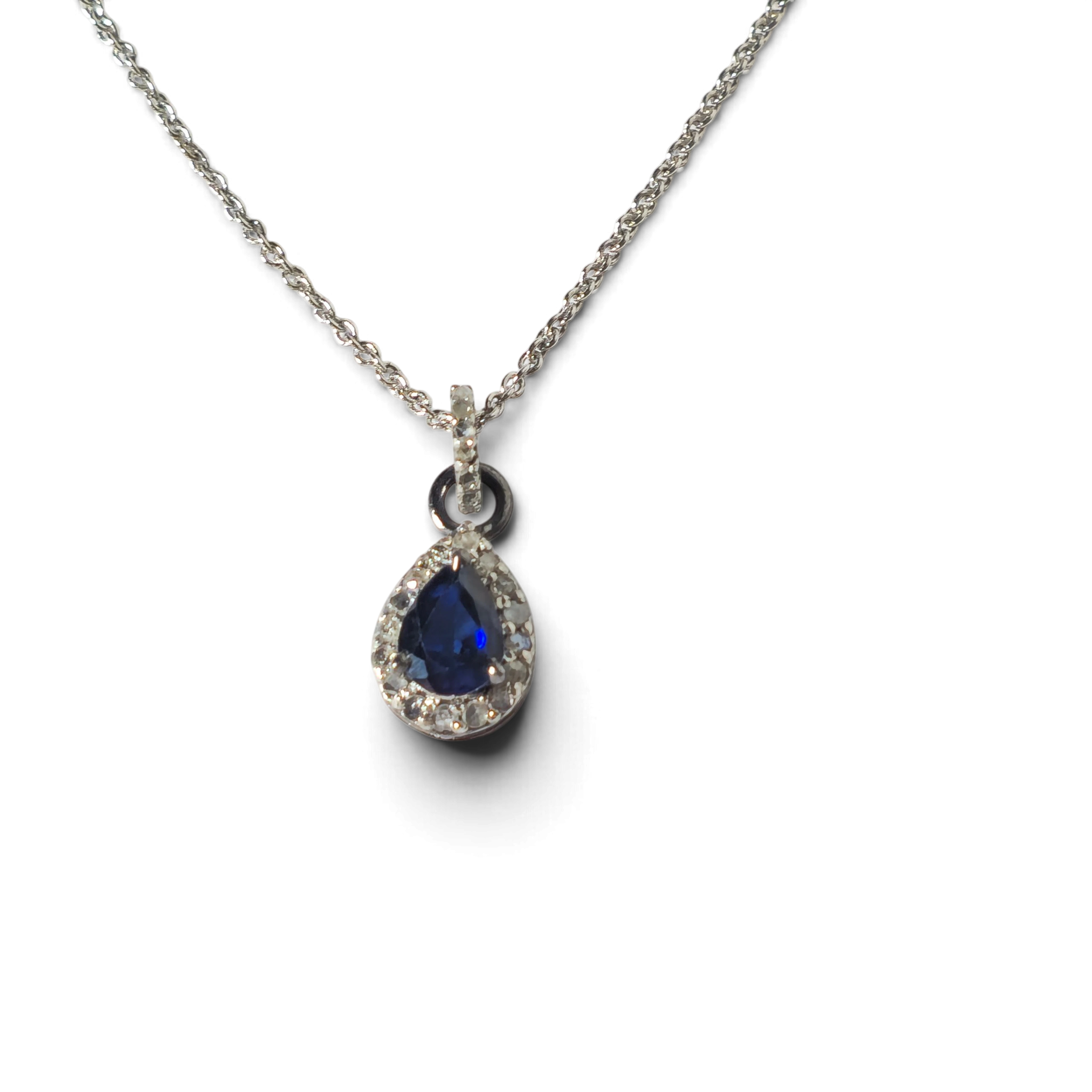Cadena y colgante en plata con orla de diamantes.