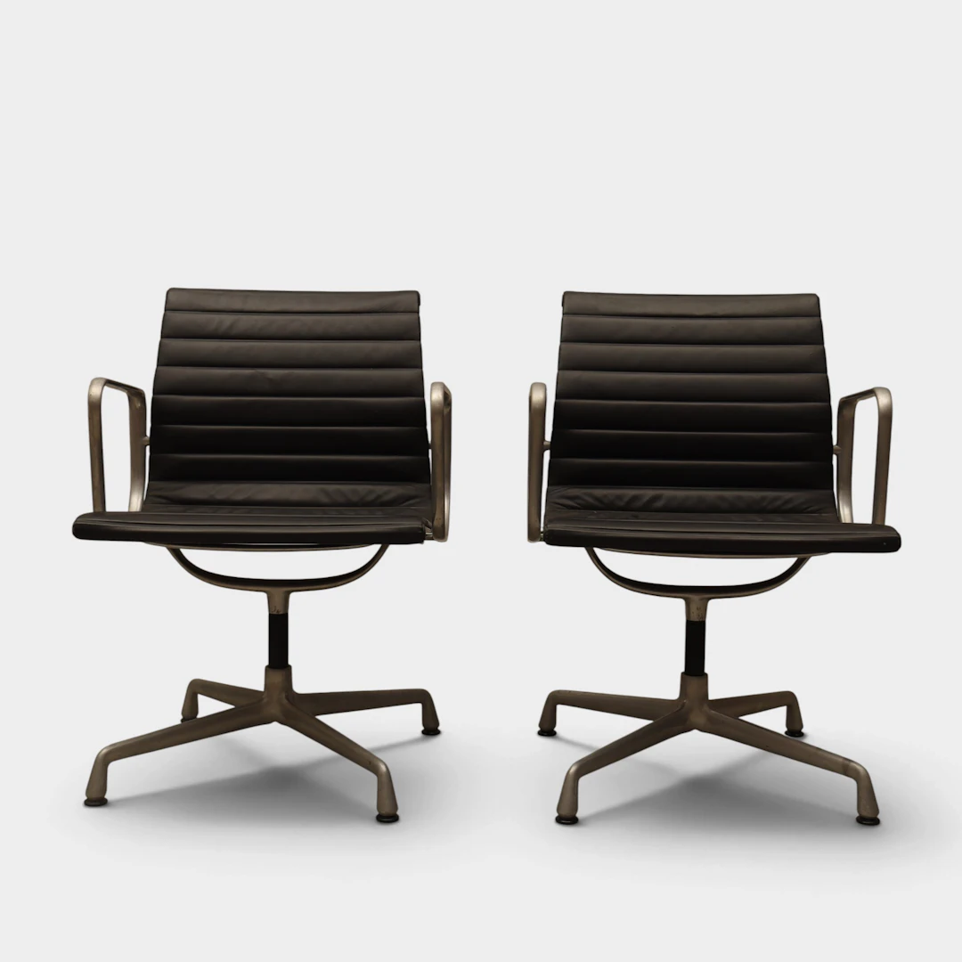 RAY & CHARLES EAMES (1912 - 1988)(1907-1978). Pareja de sillas de