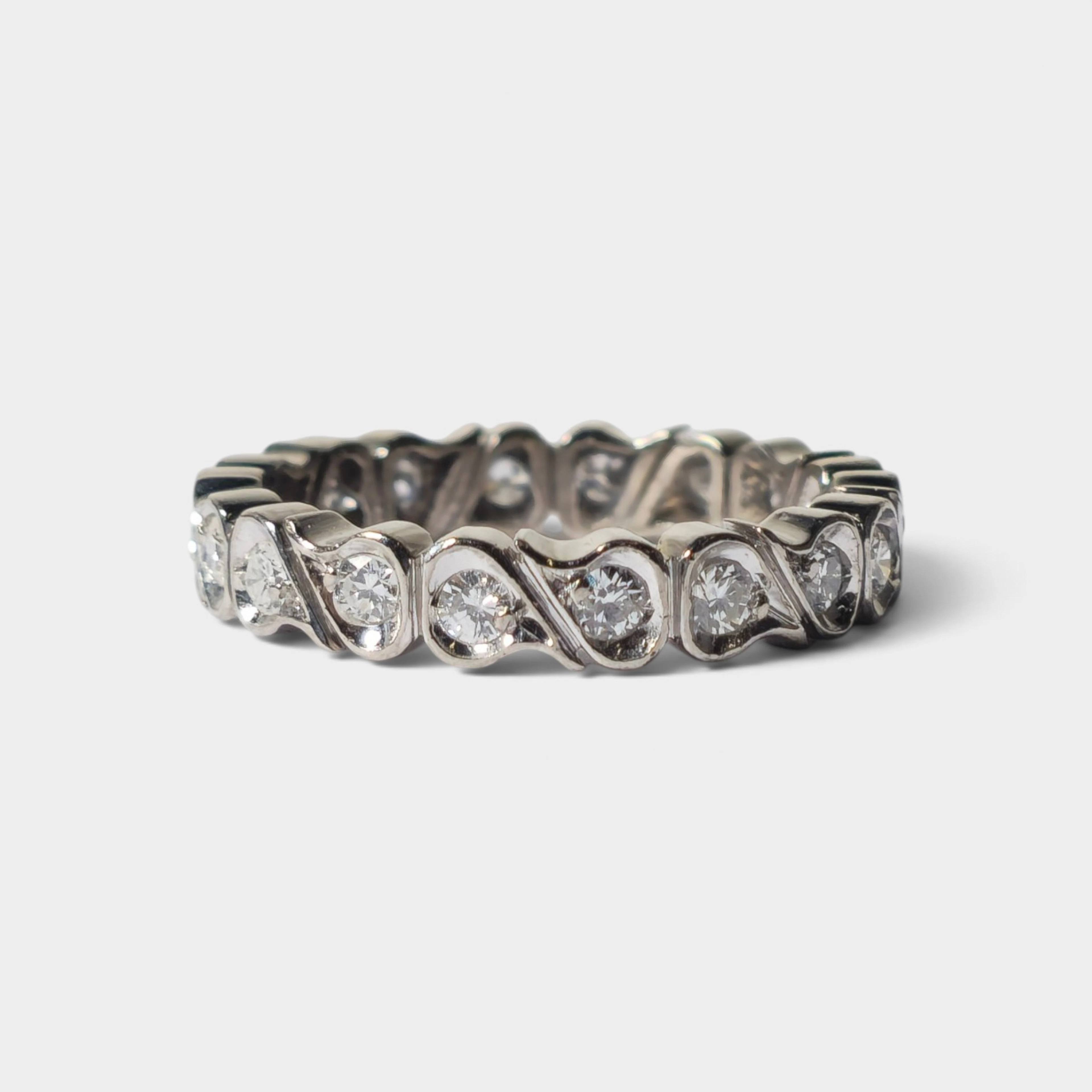 Alianza en oro blanco y diamantes.