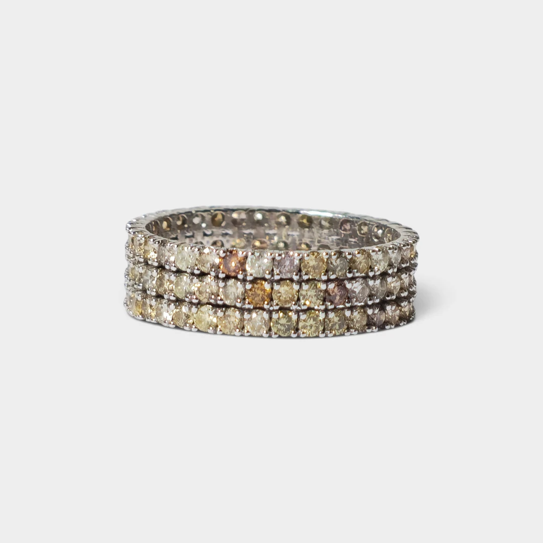 Anillo triple alianza en oro blanco de 14 K y diamantes.