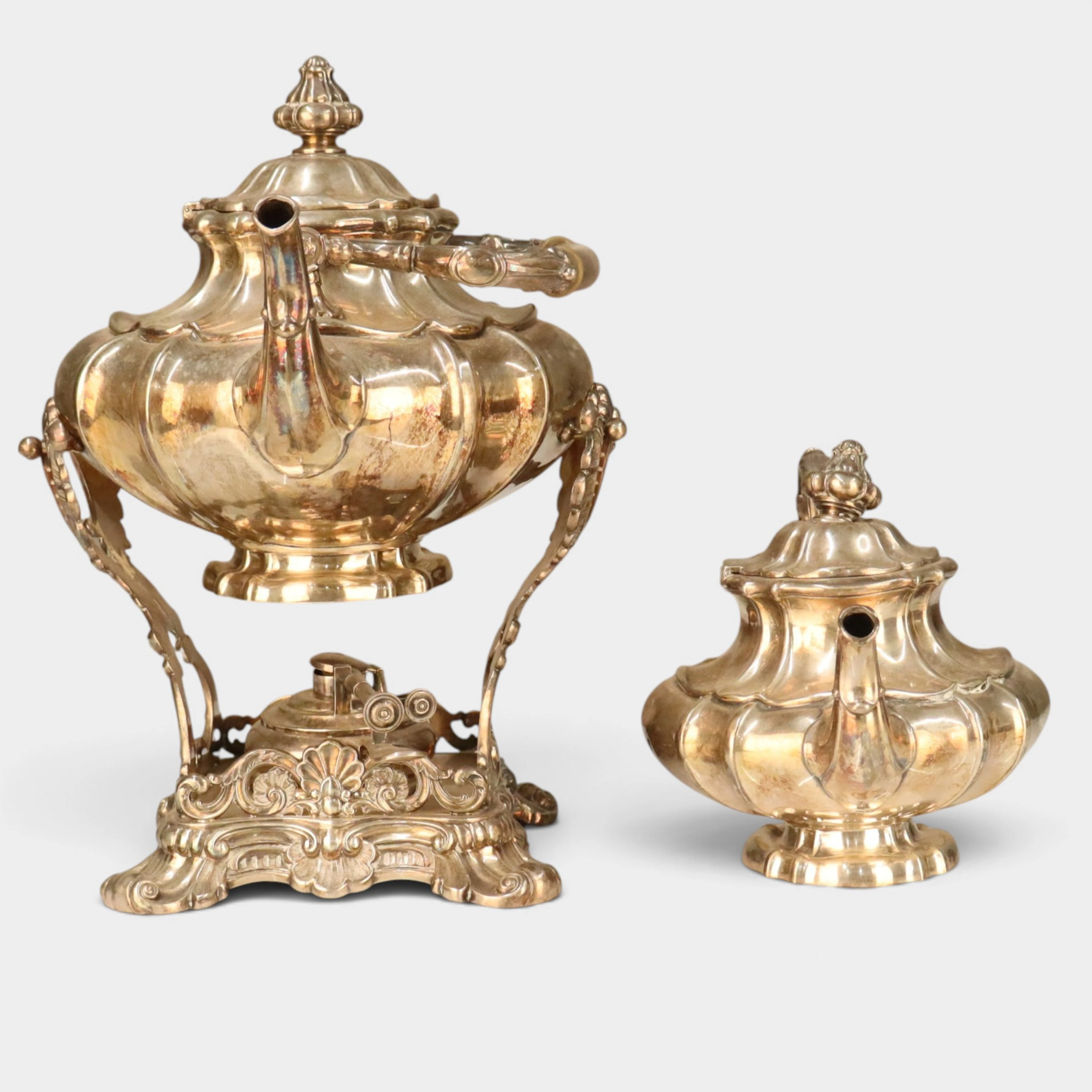 Samovar y tetera en plata barcelonesa de la primera mitad del siglo XX.