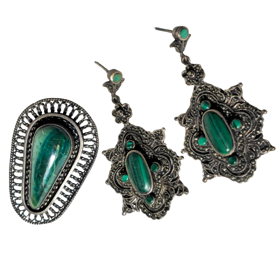 BROCHE/COLGANTE Y PENDIENTES EN PLATA, MALAQUITA Y MARQUESITAS.