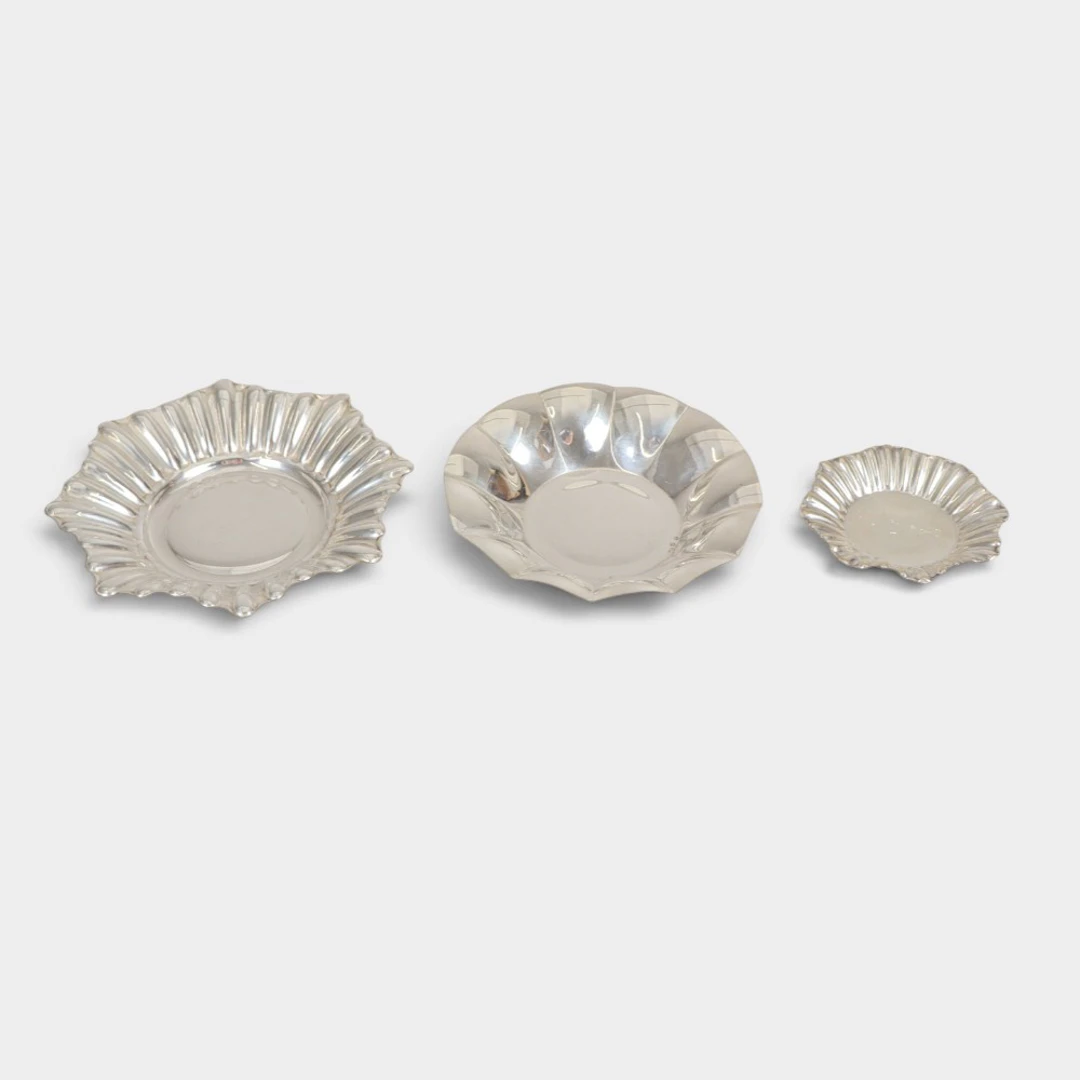 Tres bandejas en plata punzonada española.