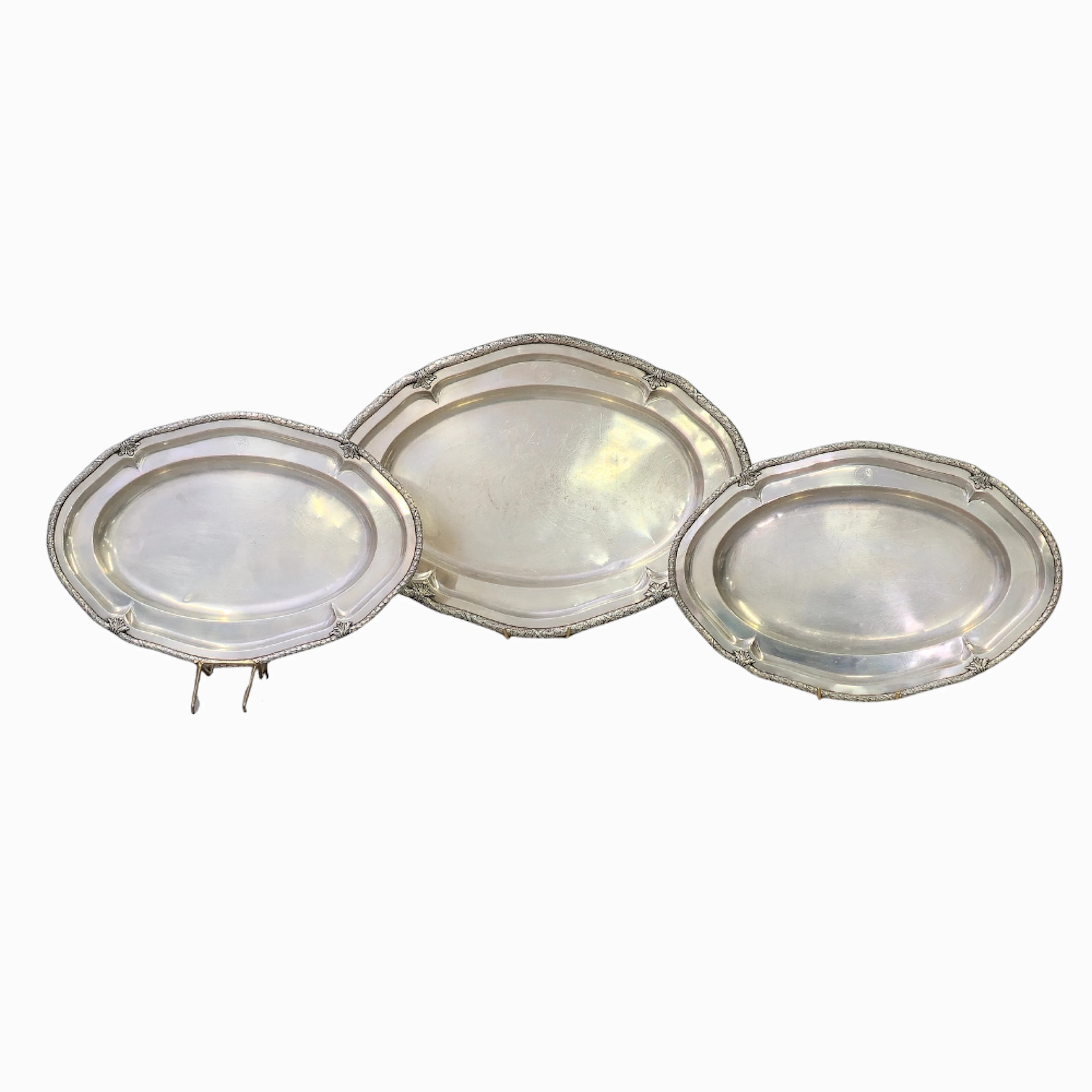 MASRIERA Y CARRERAS. Tres bandejas en plata punzonada. Diseño perimetral