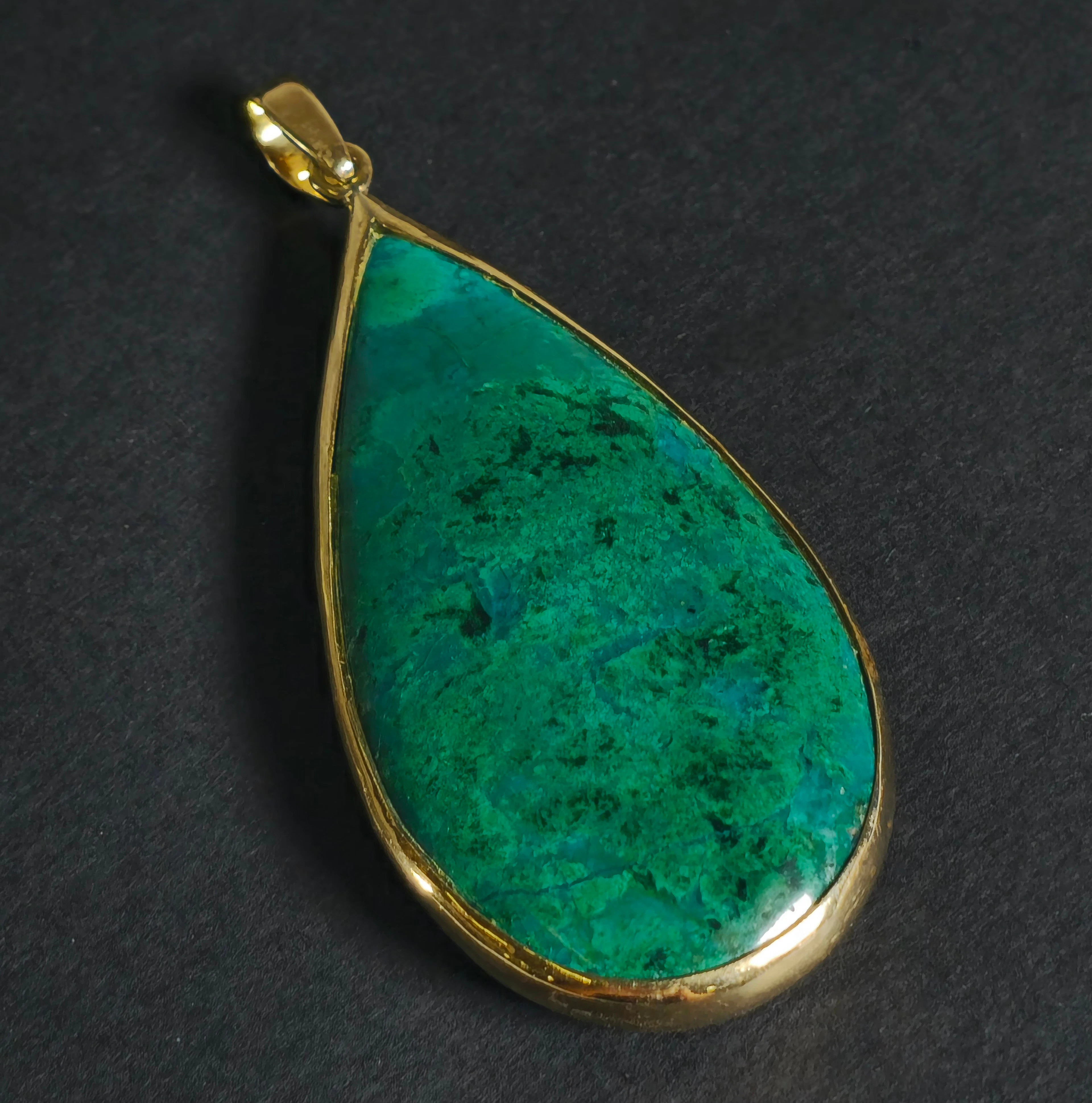 COLGANTE EN ORO 18K CON MALAQUITA.