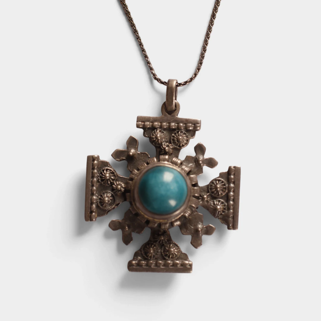 Cadena y colgante en plata con piedra cabujón.