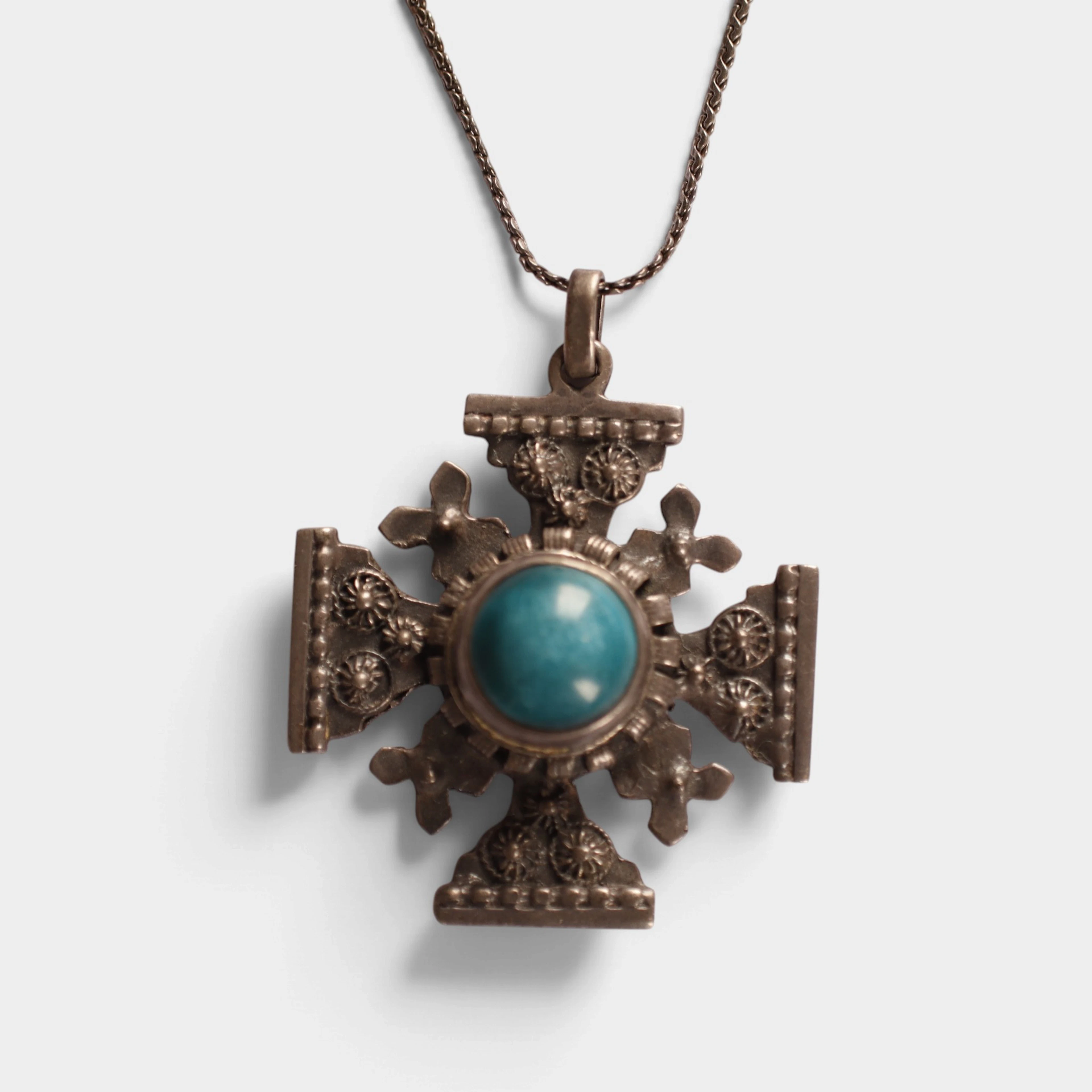 Cadena y colgante en plata con piedra cabujón.