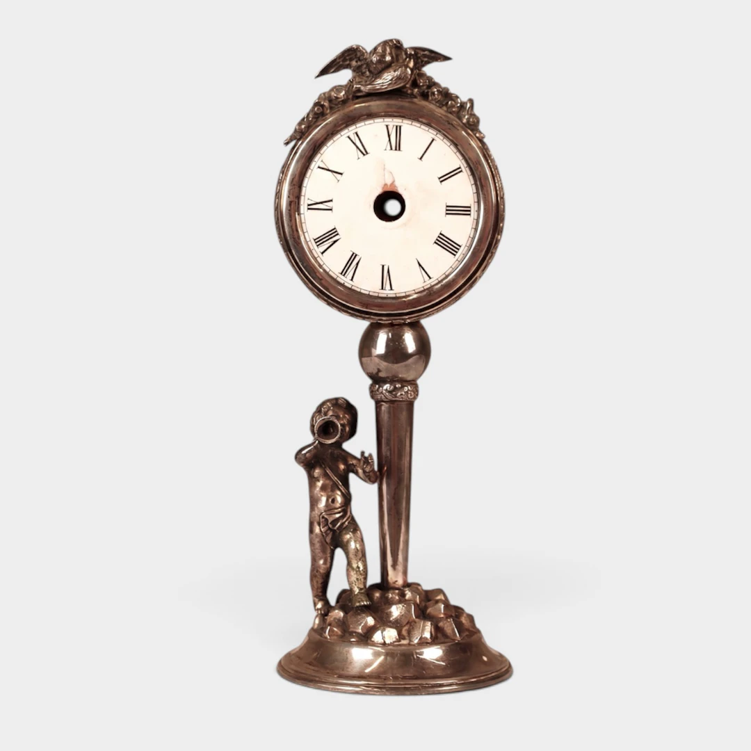 Reloj de sobremesa en plata española punzonada. Siglo XX.