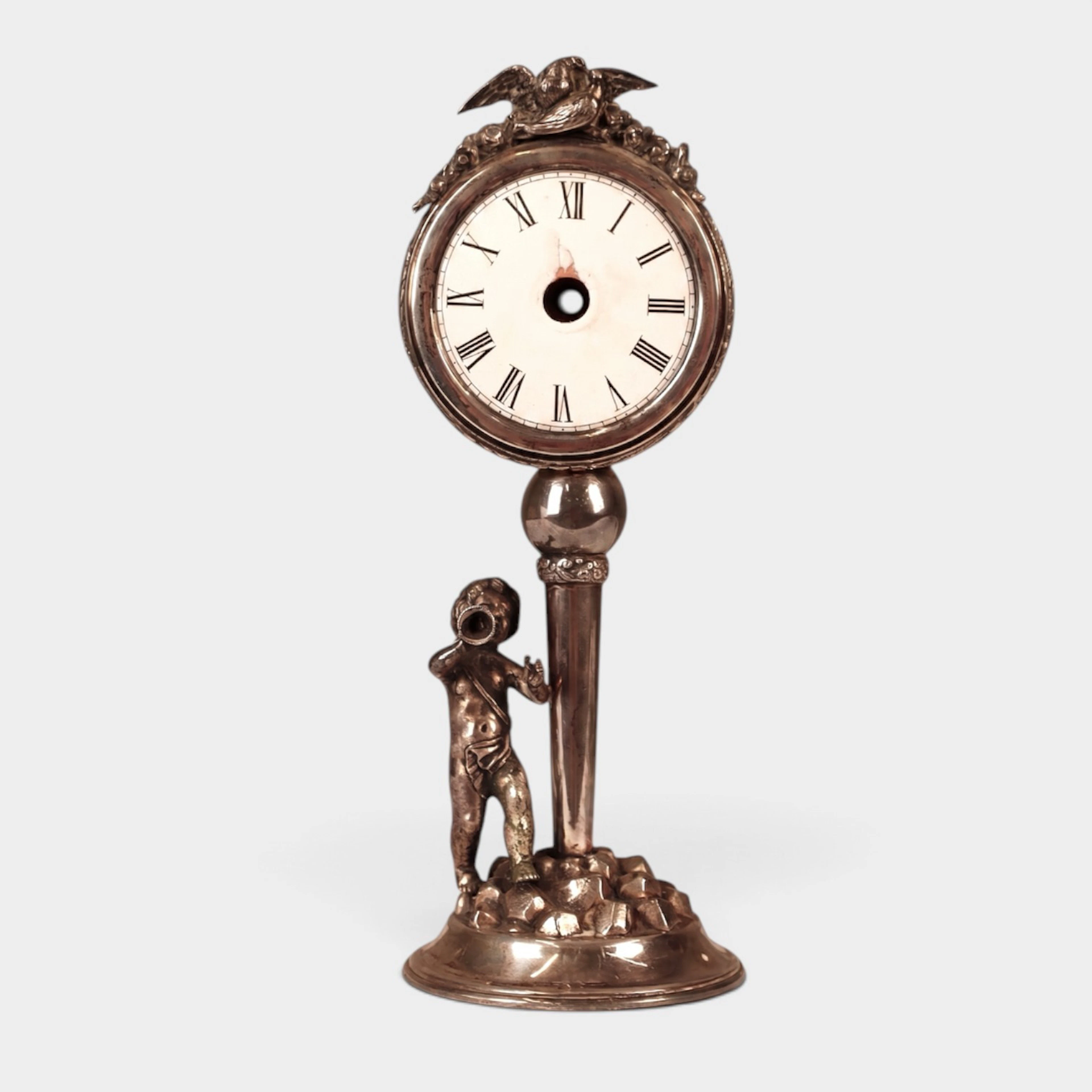 Reloj de sobremesa en plata española punzonada. Siglo XX.