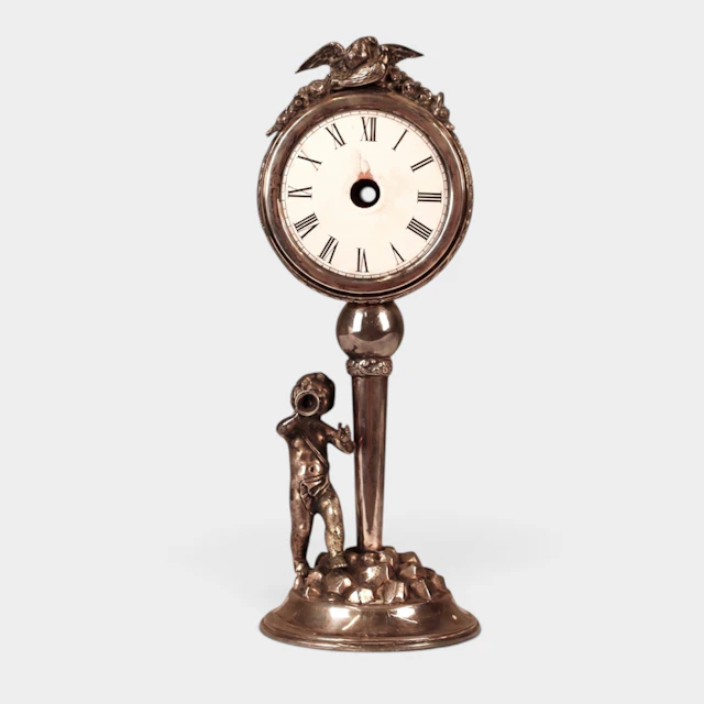 Reloj de sobremesa en plata española punzonada. Siglo XX.