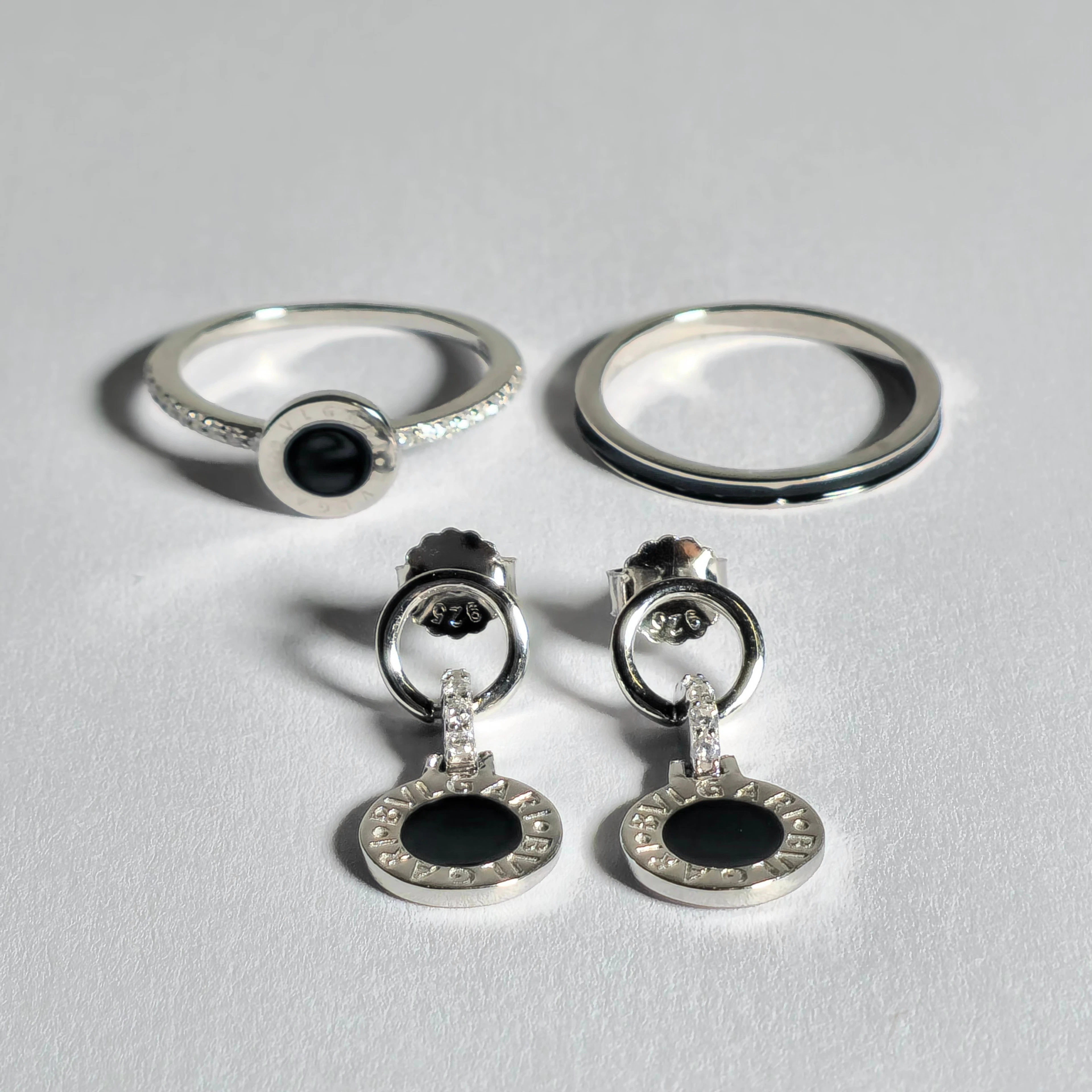 PAR DE PENDIENTES Y DOS ANILLOS EN PLATA ESTILO BVLGARI.