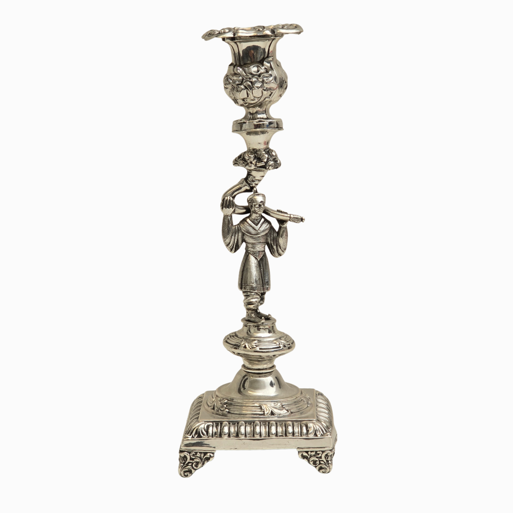 Candelero en plata punzonada.