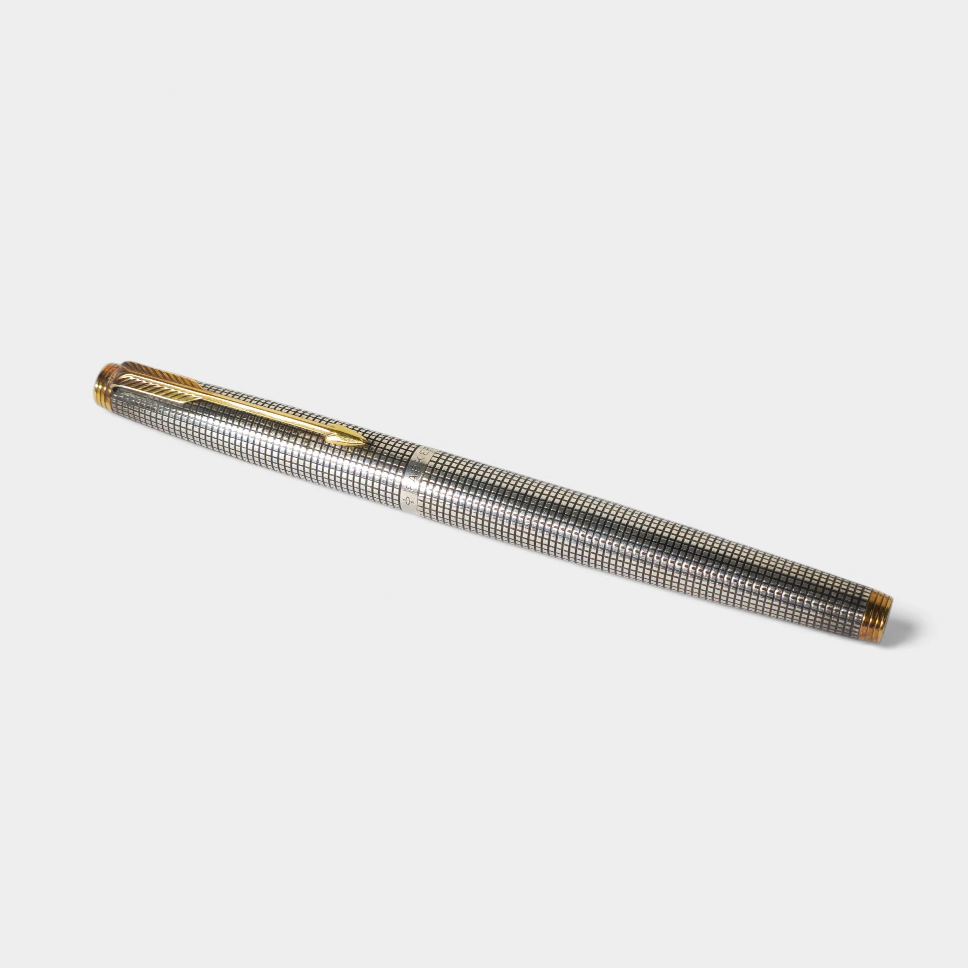 Pluma estilográfica Parker. Plata y plumín de oro de 14K. Último cuarto