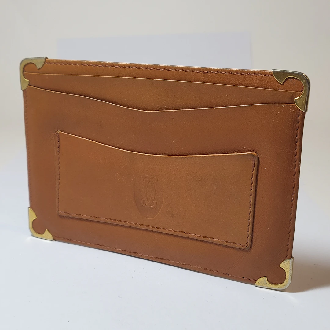 CARTIER. BILLETERA EN PIEL CAMEL CON LOGO.