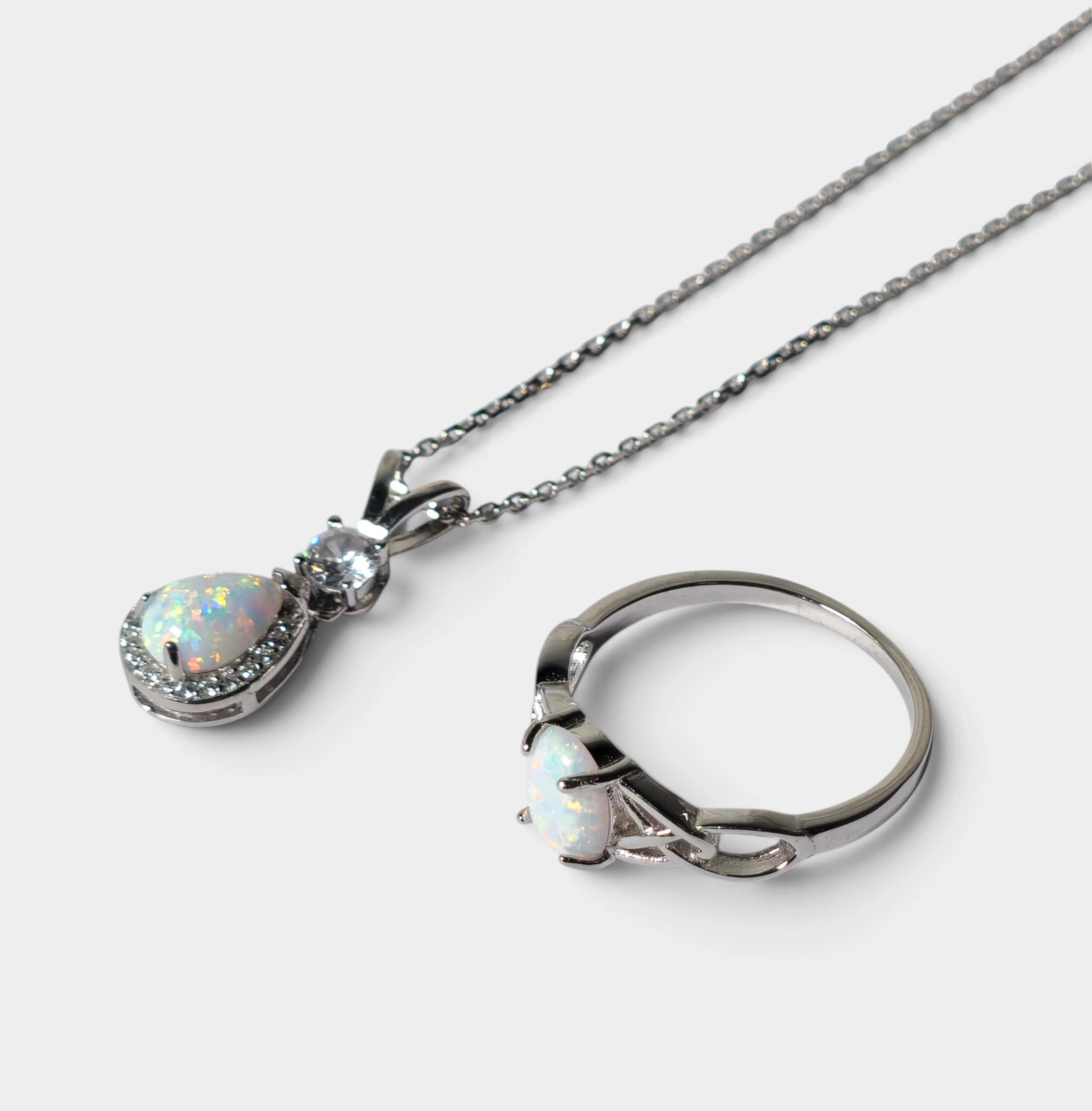 Cadena y colgante con anillo y ópalo etíope.