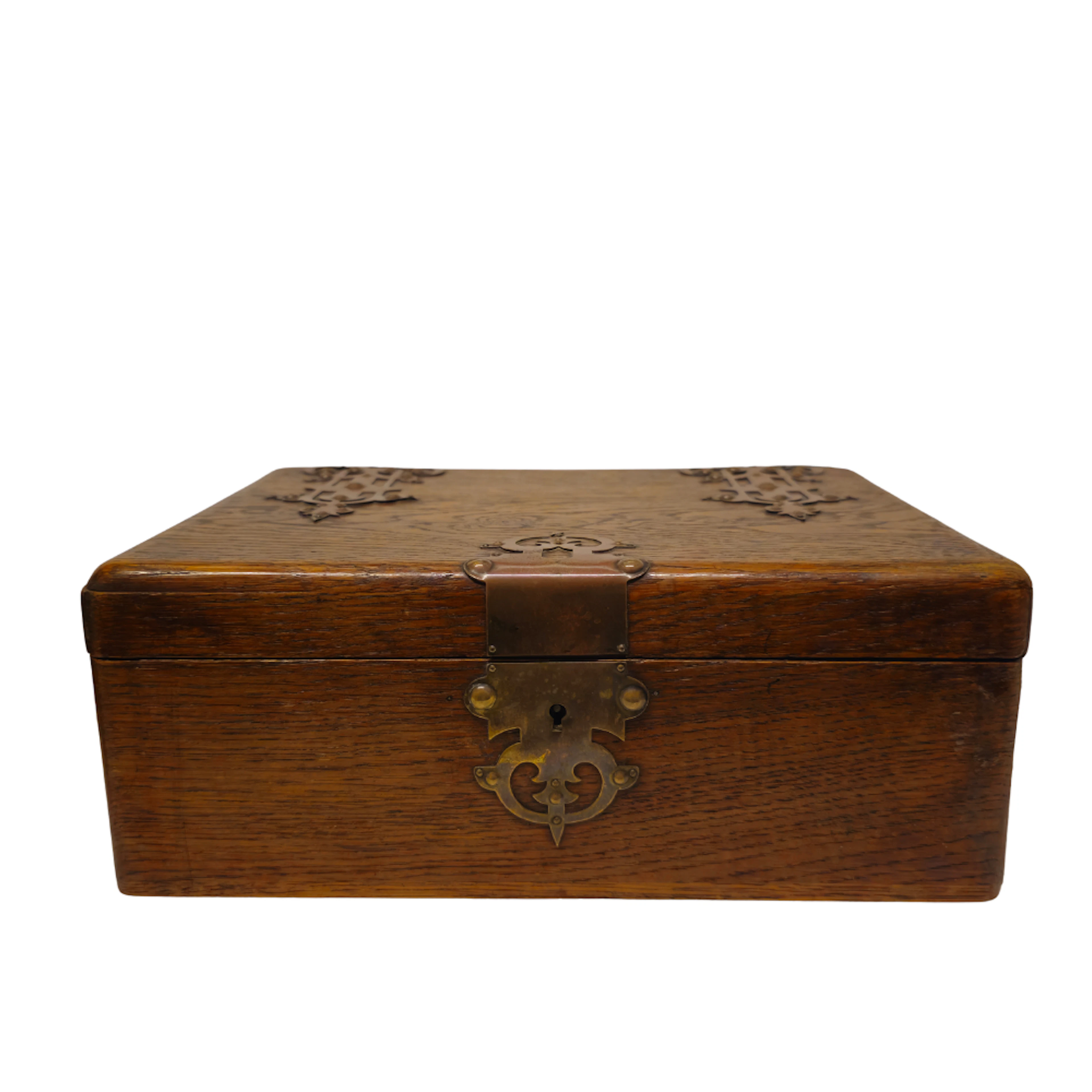 Caja modernista con madera de roble con detalles de metal cobrizo.