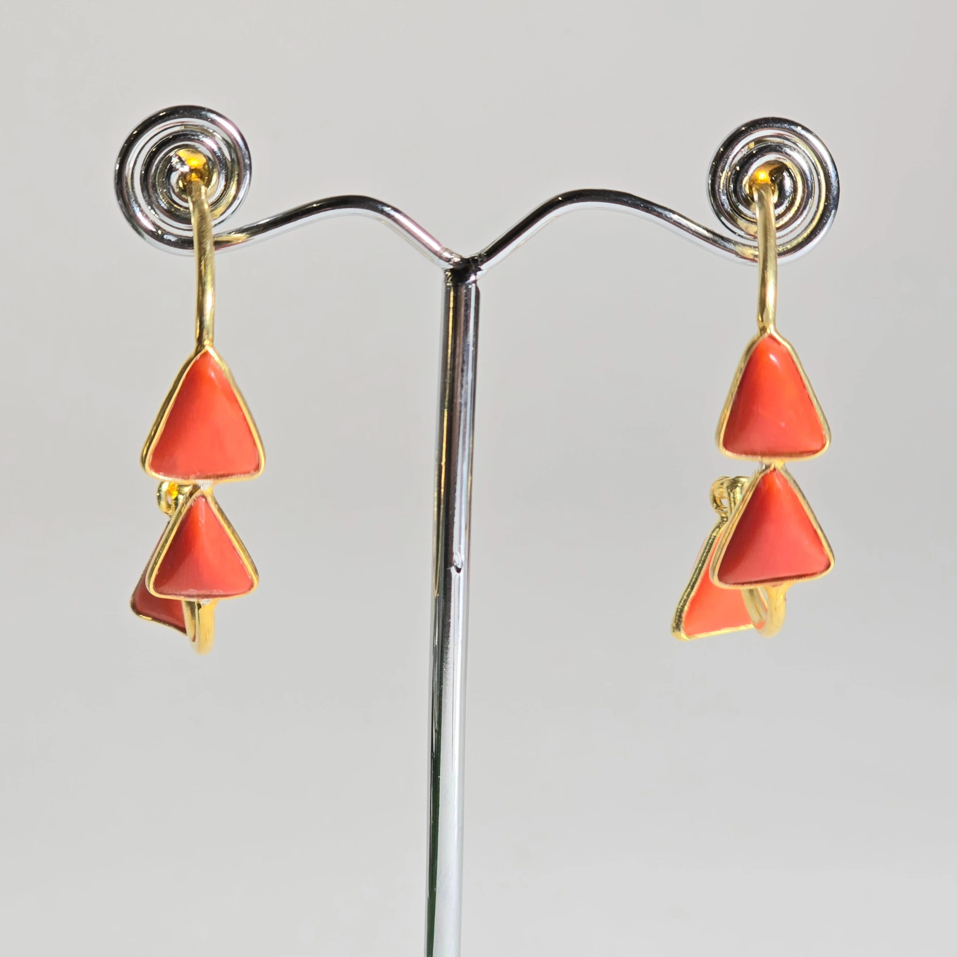 PENDIENTES EN ARO EN PLATA BAÑADOS EN ORO CON CORAL.