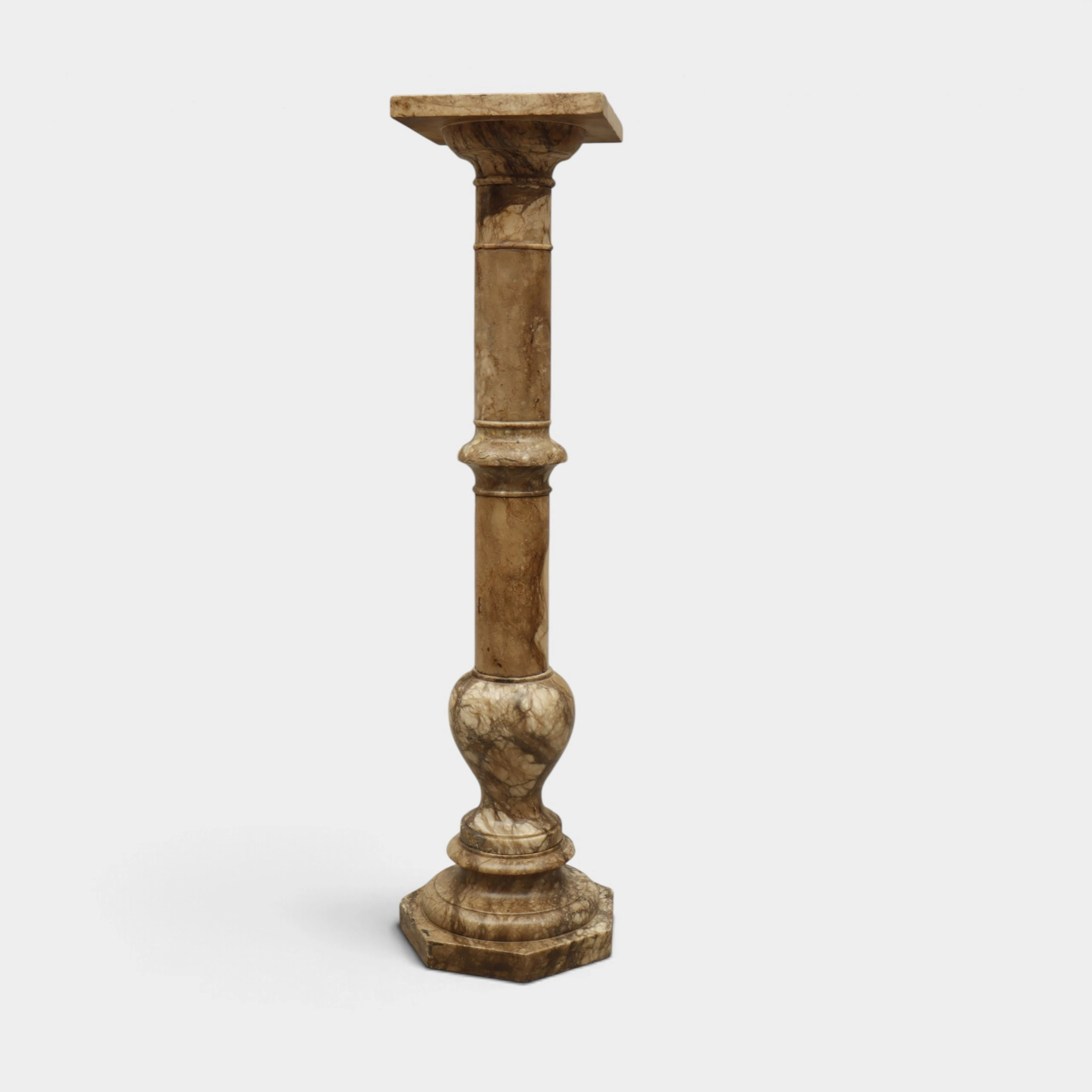 Pedestal a modo de columna en mármol.