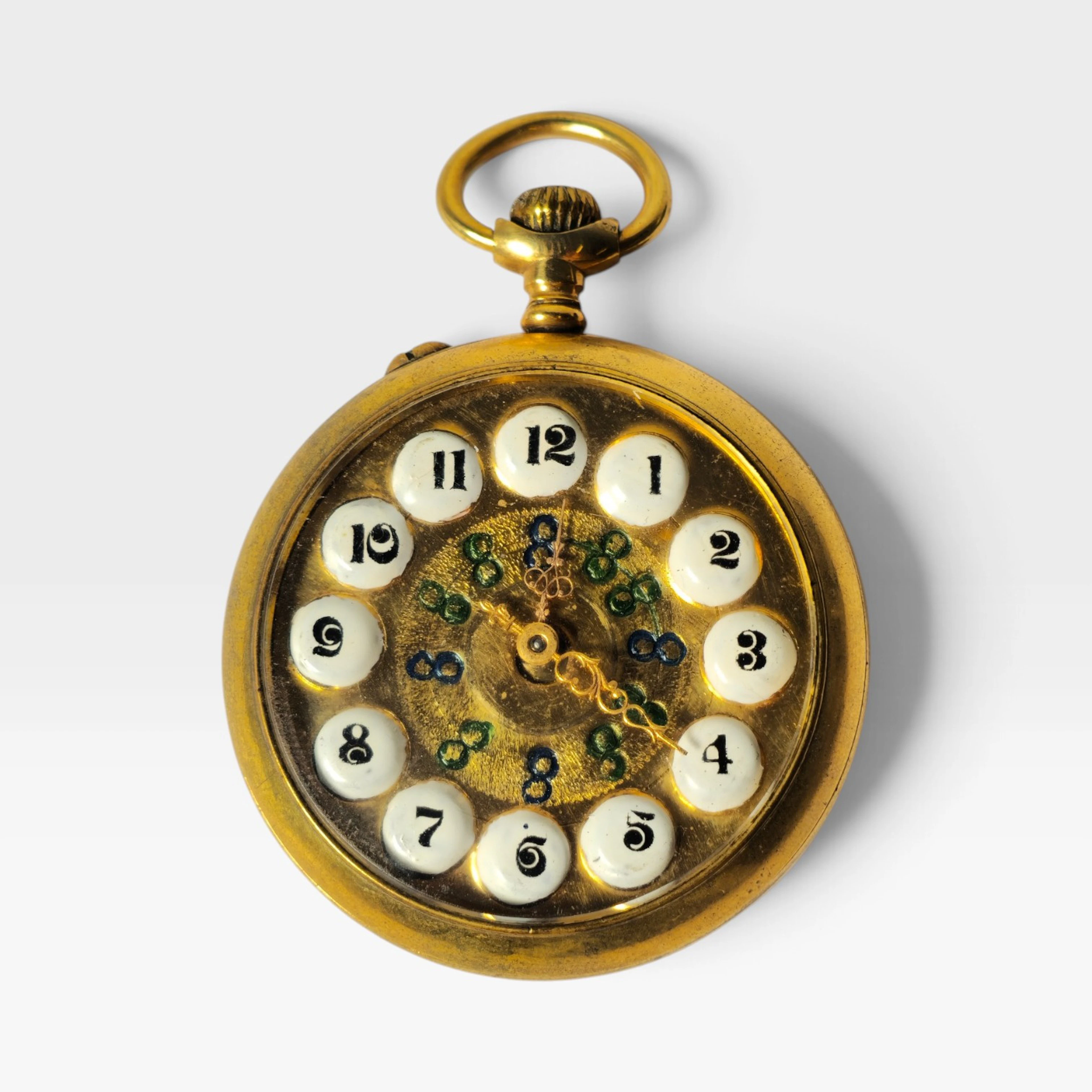 Reloj de bolsillo de latón dorado y esfera de porcelana. Principios siglo XX.