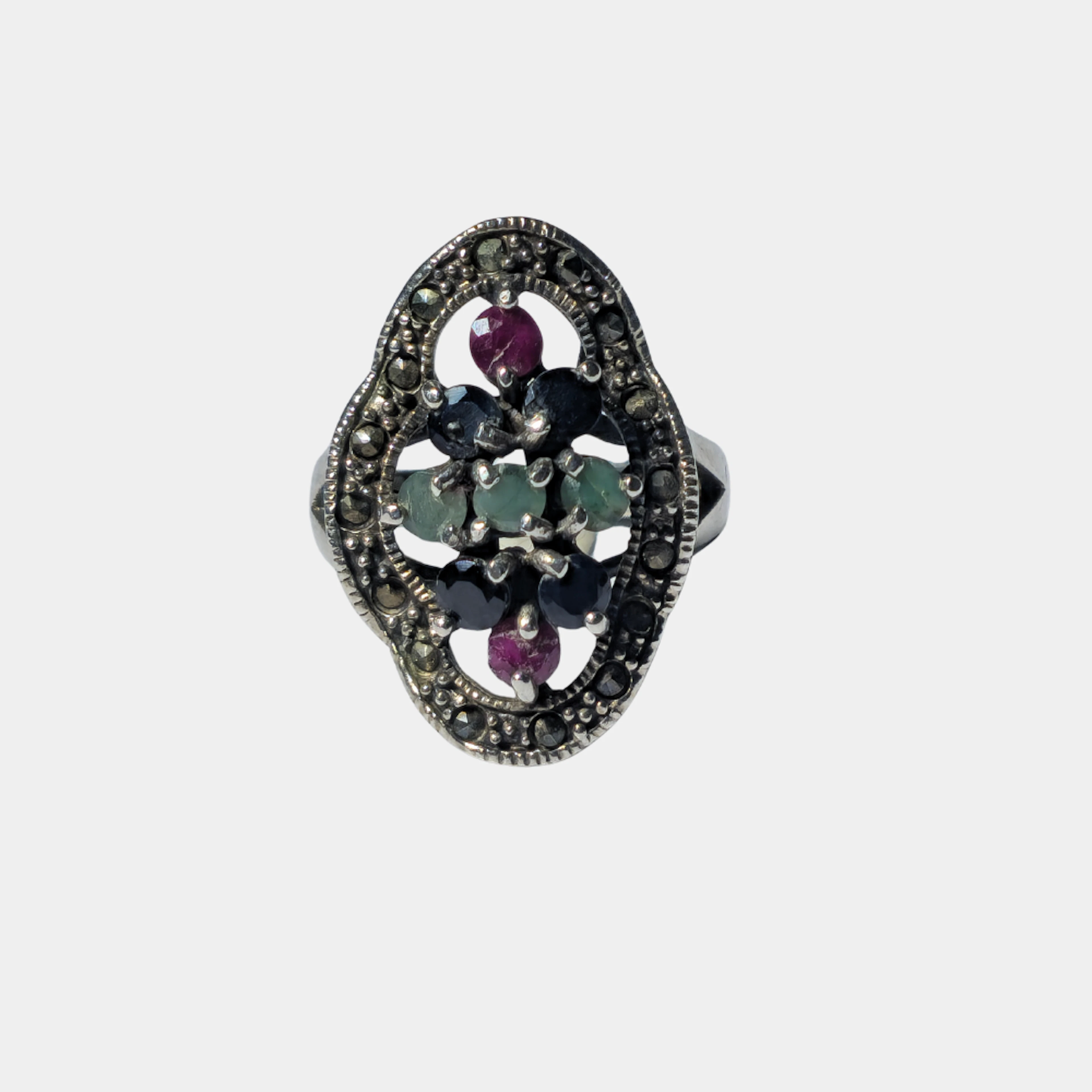 ANILLO CON ESMERALDA, ZAFIRO Y RAÍZ DE RUBÍ.
