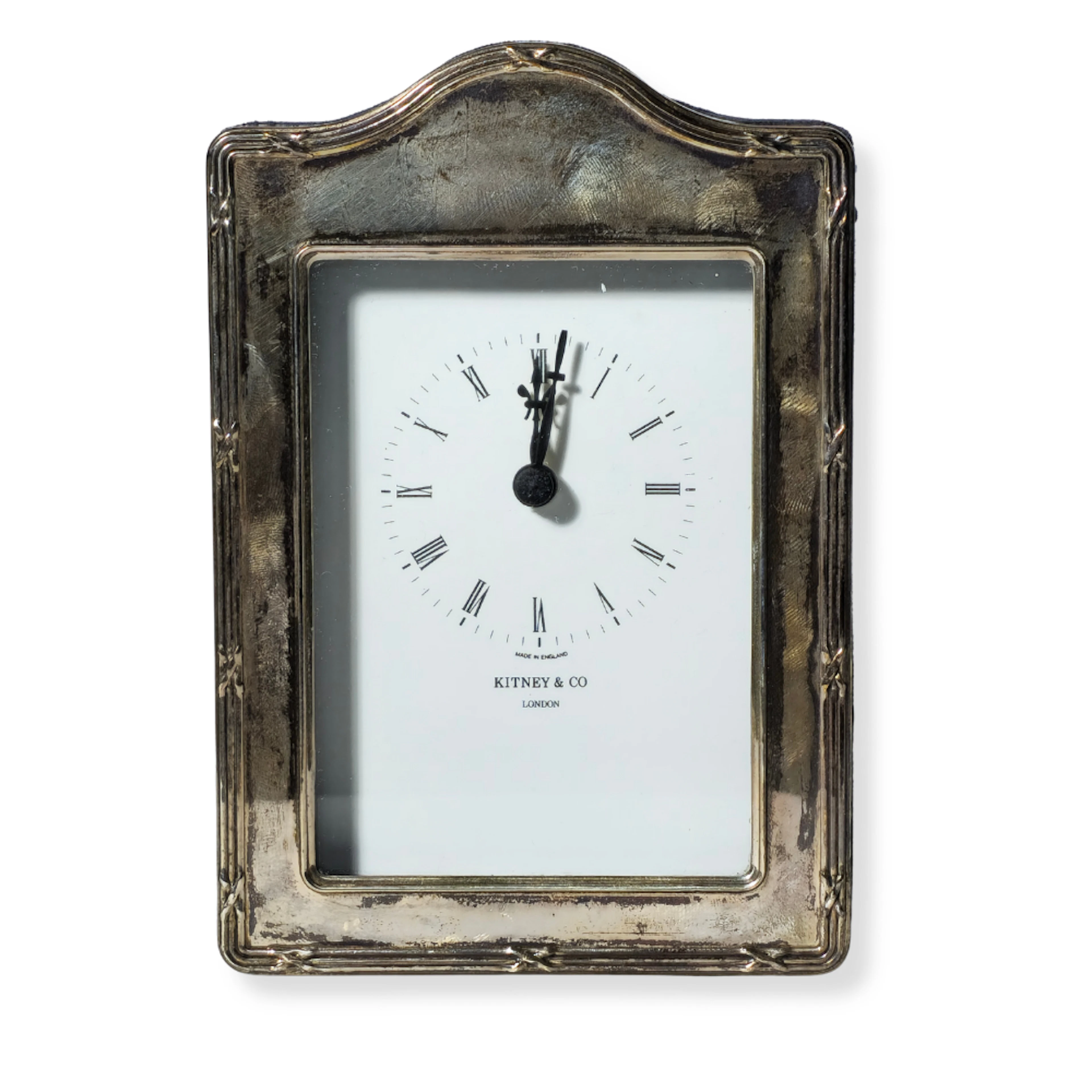 RELOJ INGLÉS DE SOBREMESA CON MARCO DE PLATA. KITNEY & CO LONDON.
