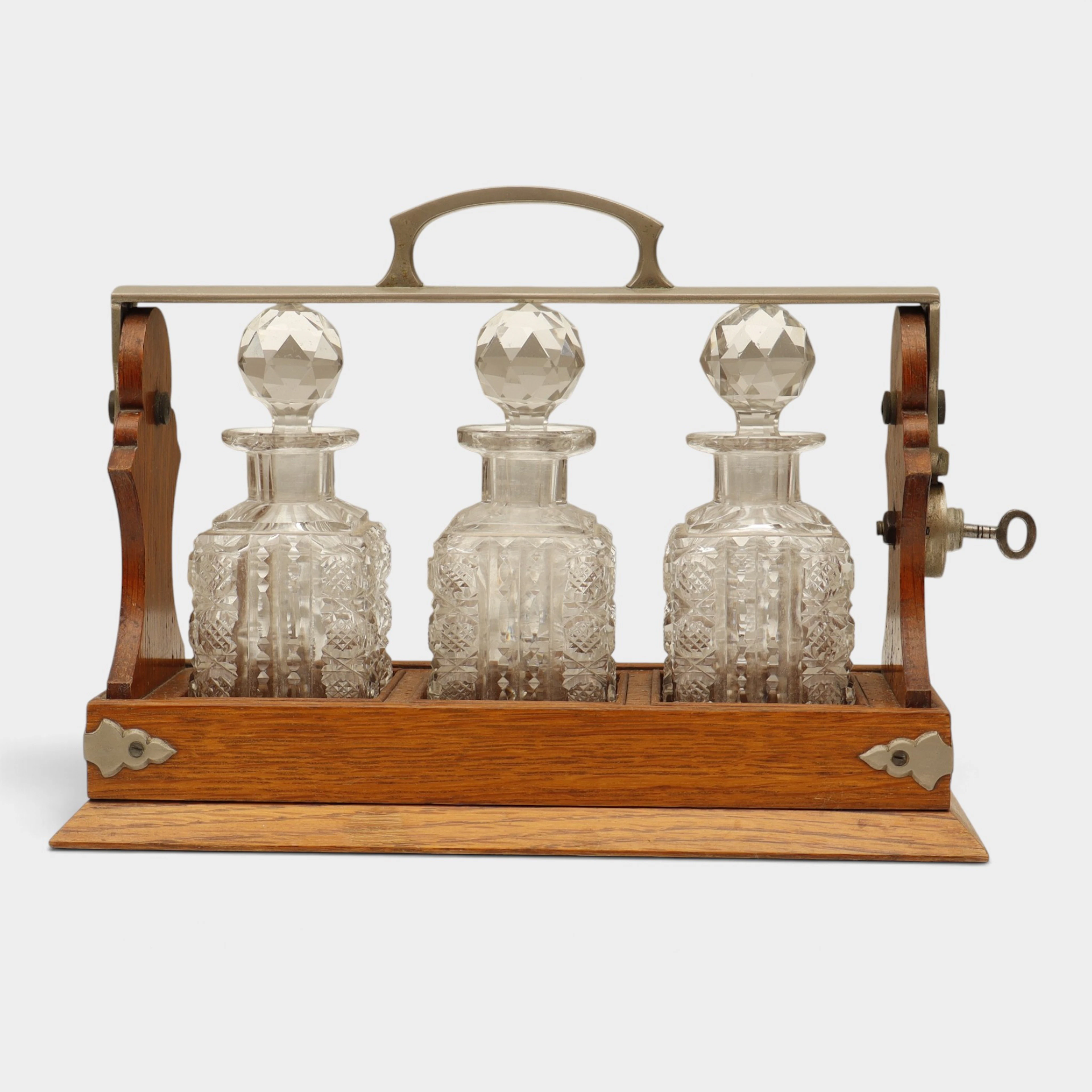 Tántalo inglés de roble "Erimmel London" con tres licoreras en cristal