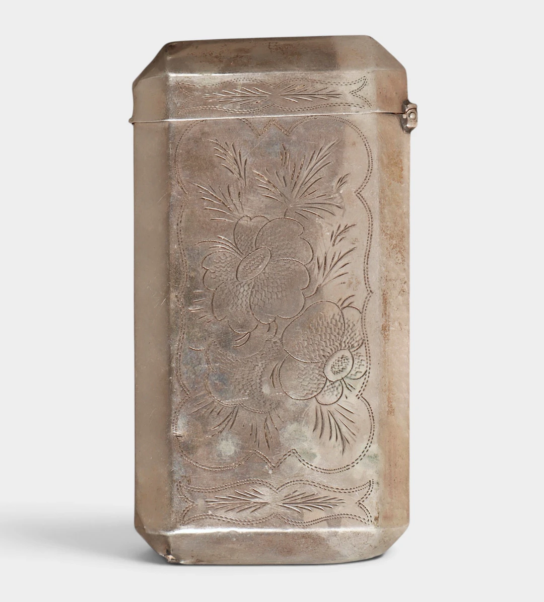 Estuche en plata grabada con motivos florales, del siglo XIX.